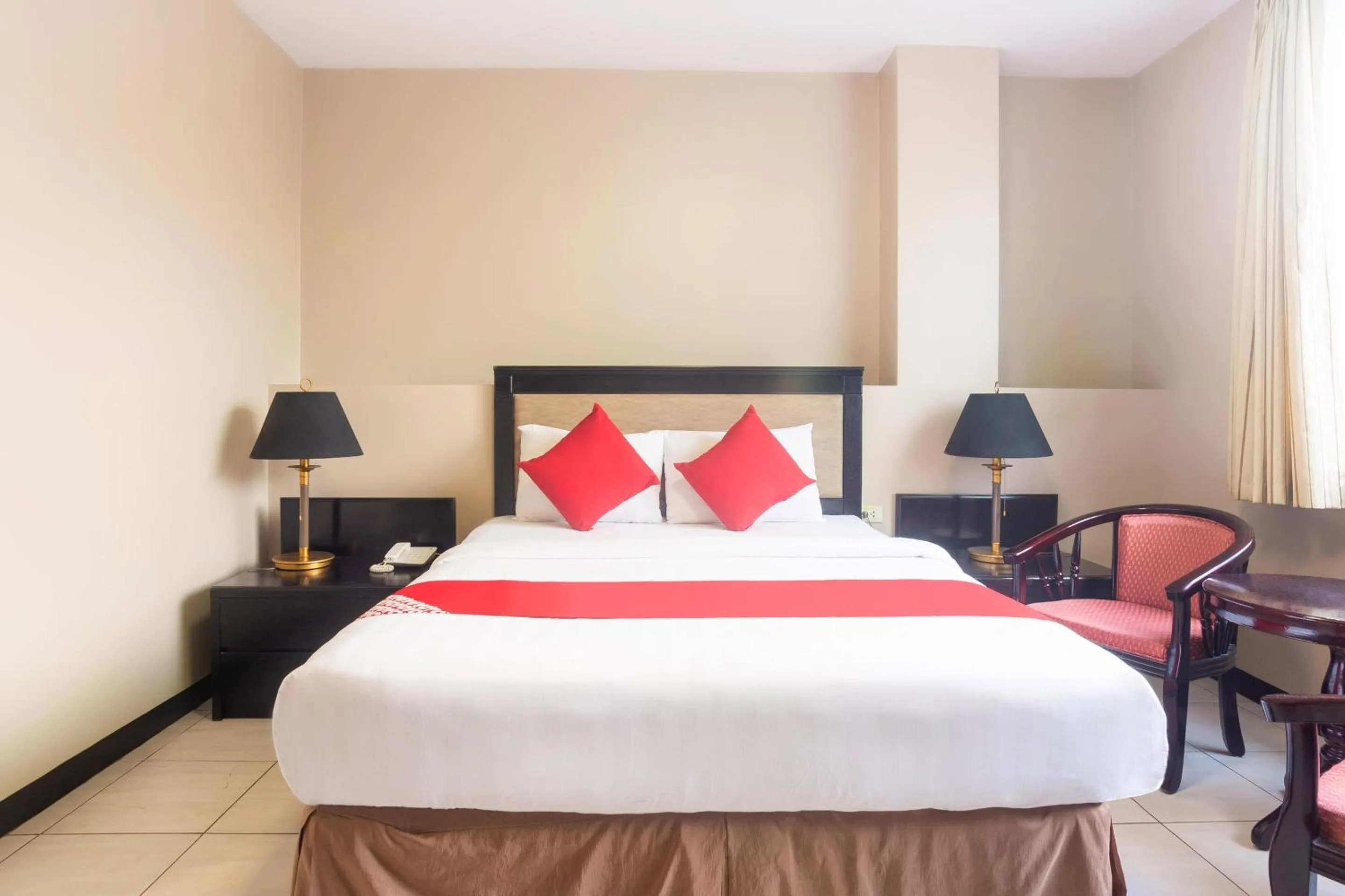 Bedroom in OYO 187 The Maxwell Hotel