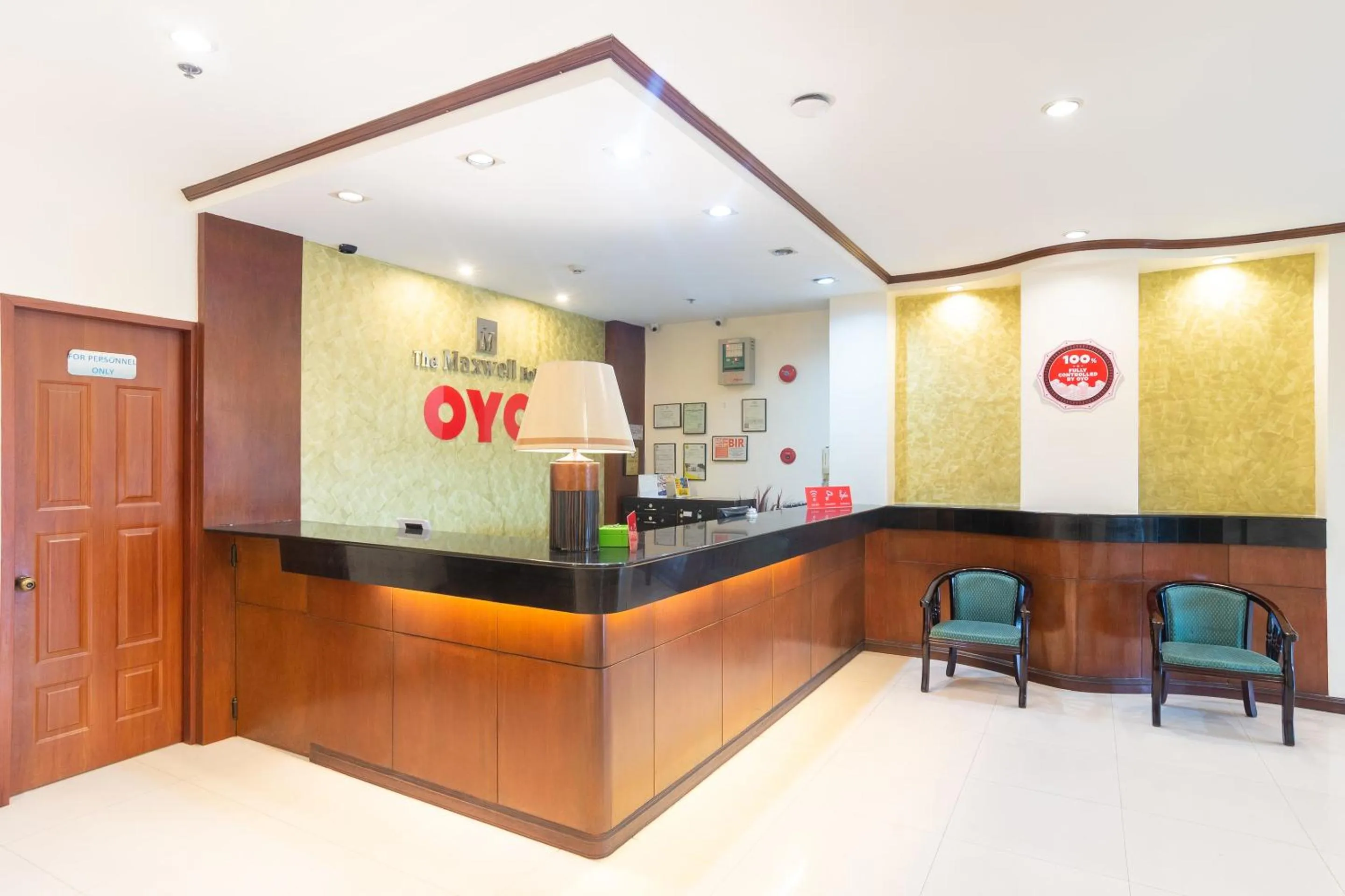 Lobby or reception in OYO 187 The Maxwell Hotel