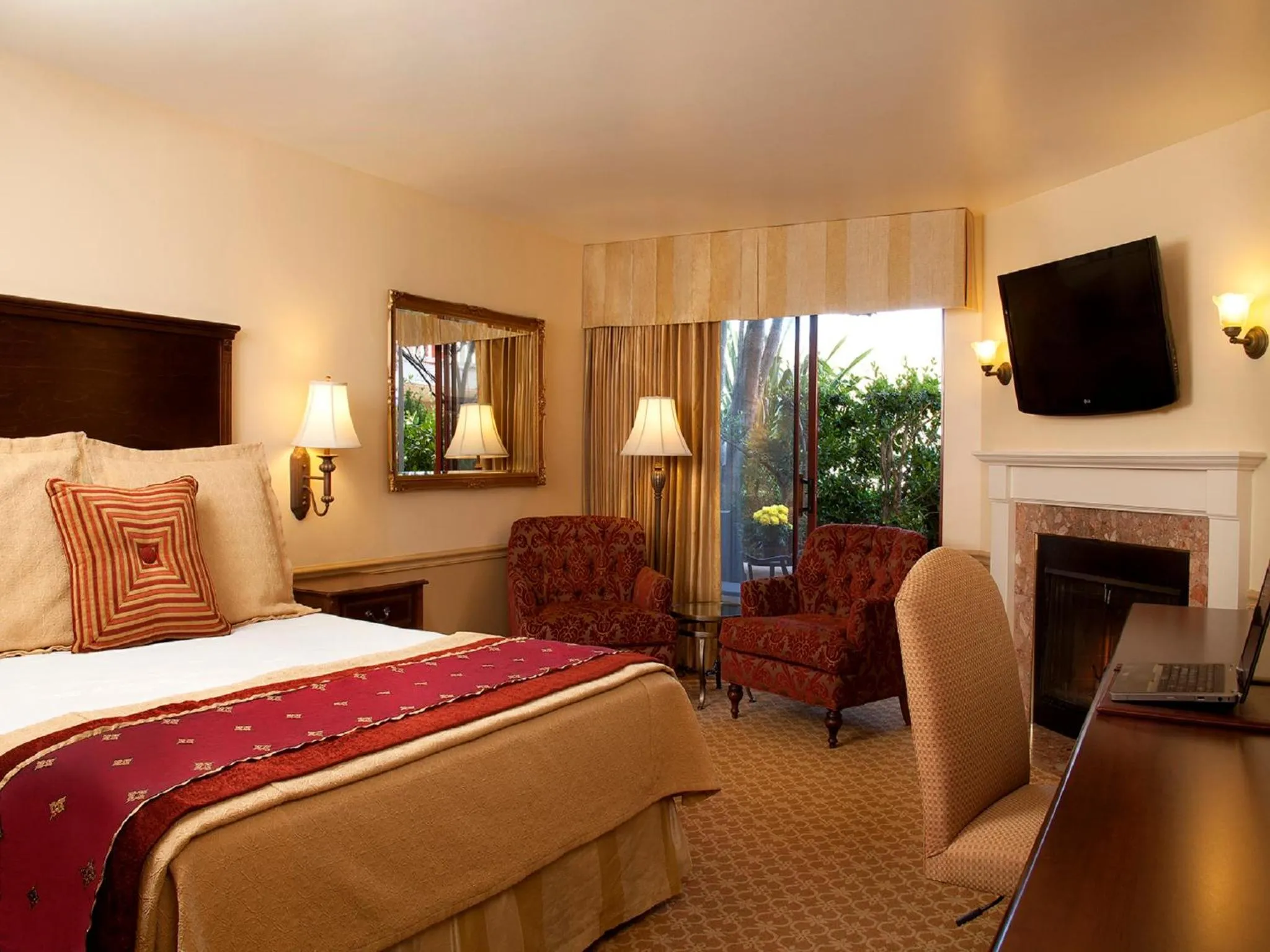 Photo of the whole room, Bed in Victorian Inn