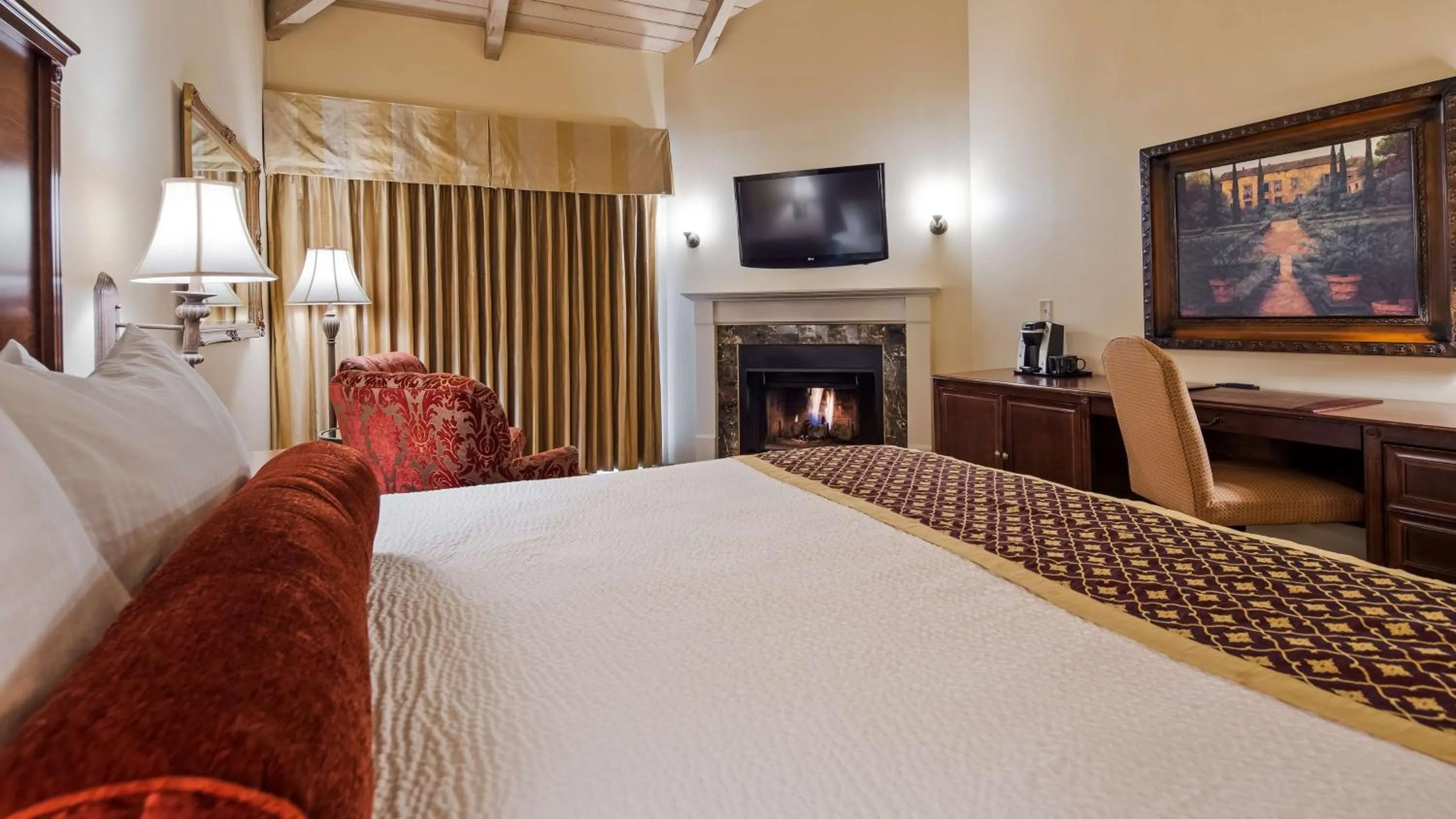 Photo of the whole room, Bed in Victorian Inn