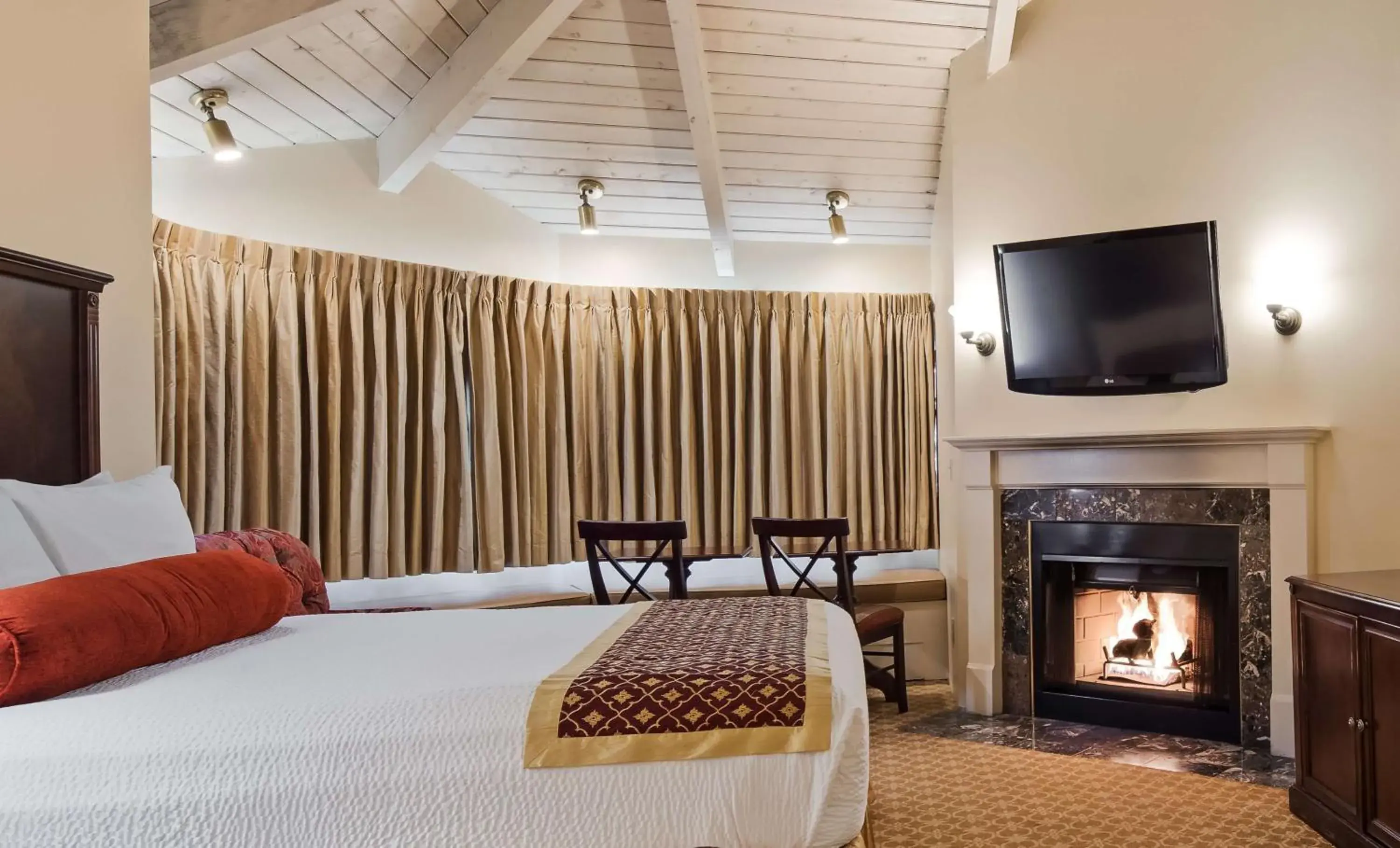 Photo of the whole room, Bed in Victorian Inn Photo of the whole room, Bed in Victorian Inn