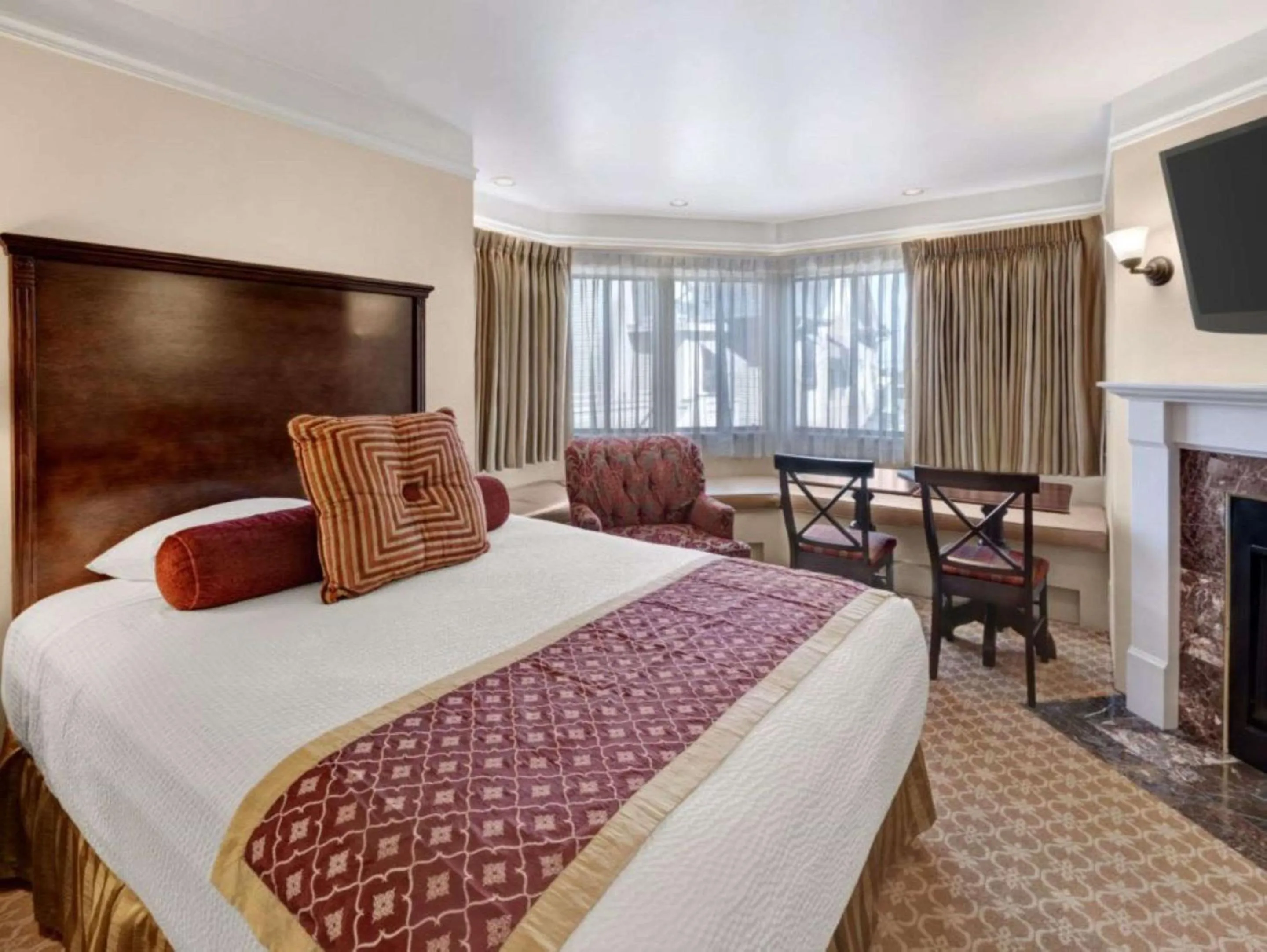 Photo of the whole room, Bed in Victorian Inn