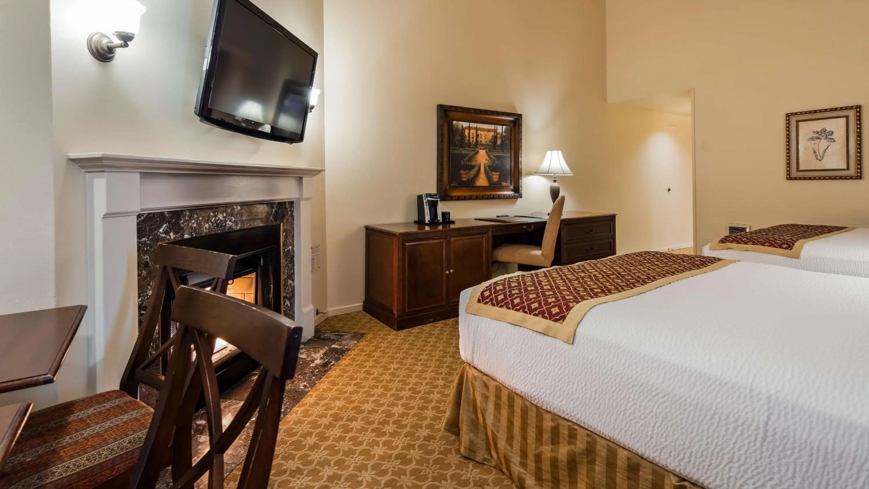 Photo of the whole room, Bed in Victorian Inn