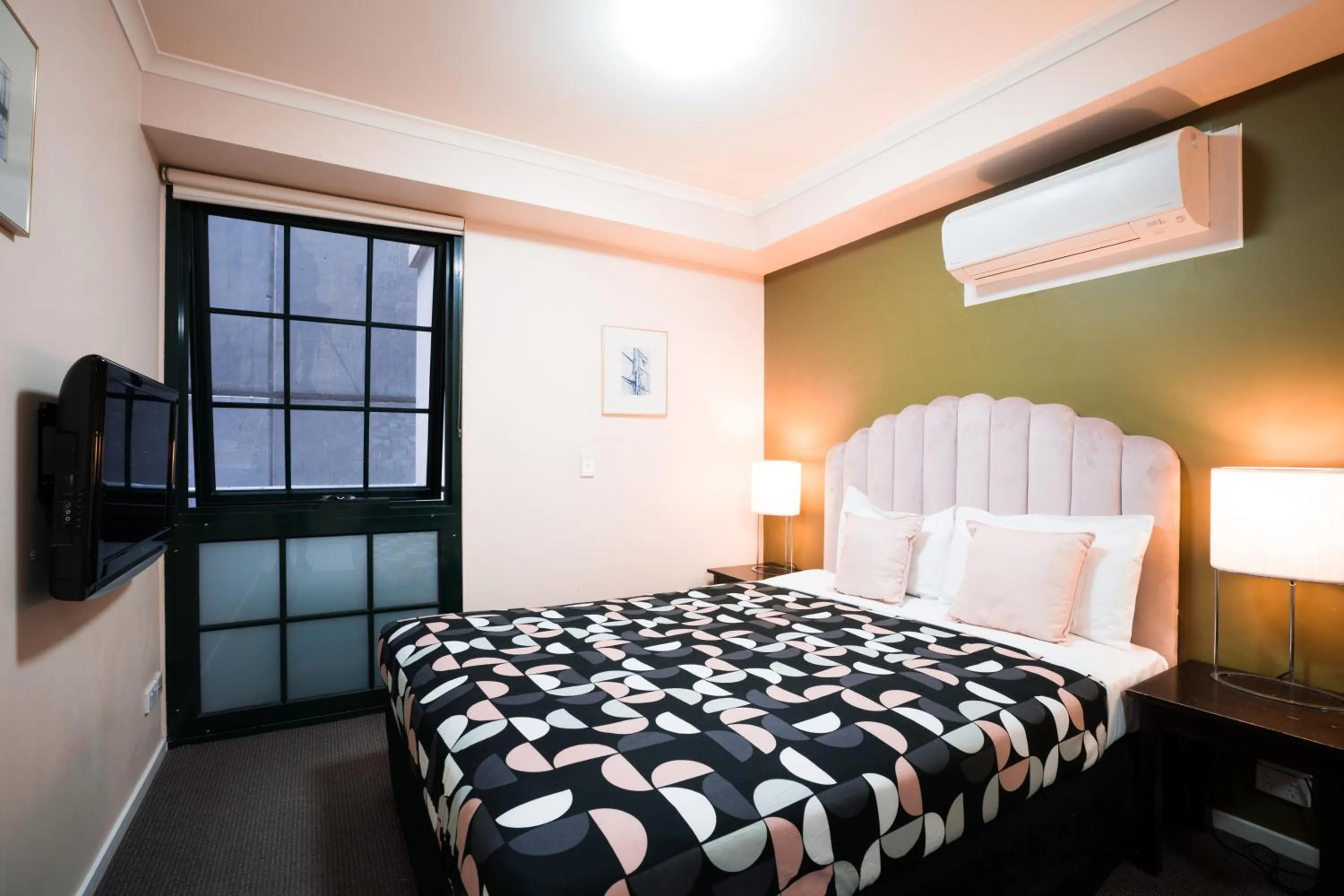 Bed in HarbourView Apartment Hotel (now Arrow on Spencer)