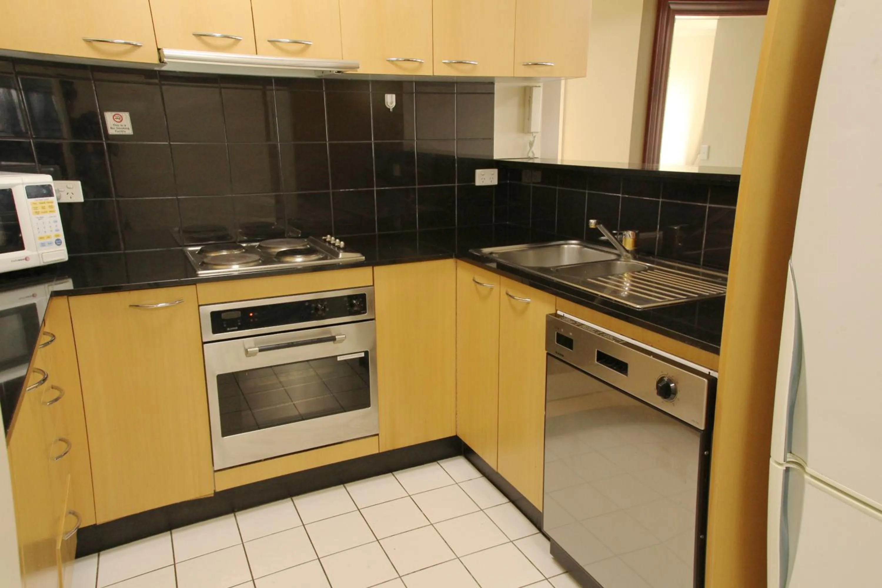 Kitchen or kitchenette in HarbourView Apartment Hotel (now Arrow on Spencer)