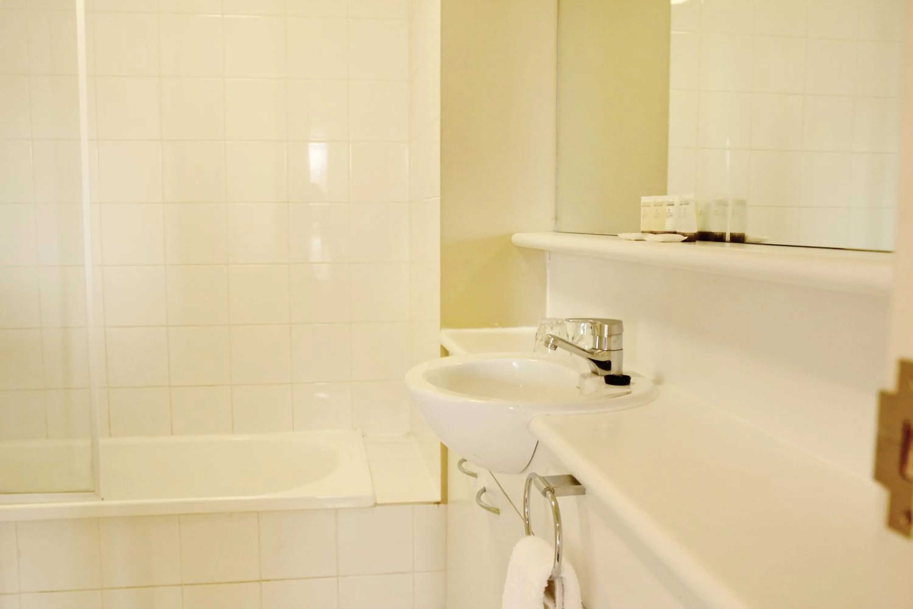 Bathroom in HarbourView Apartment Hotel (now Arrow on Spencer)