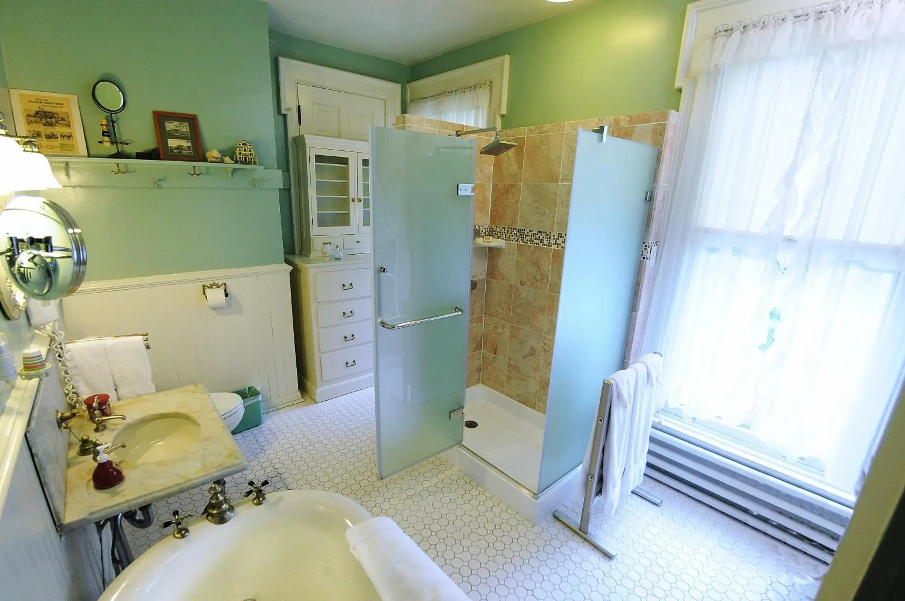 Deluxe King Suite in The Oliver Inn Deluxe King Suite in The Oliver Inn