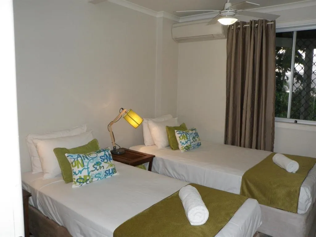 Bedroom, Bed in Airlie Apartments