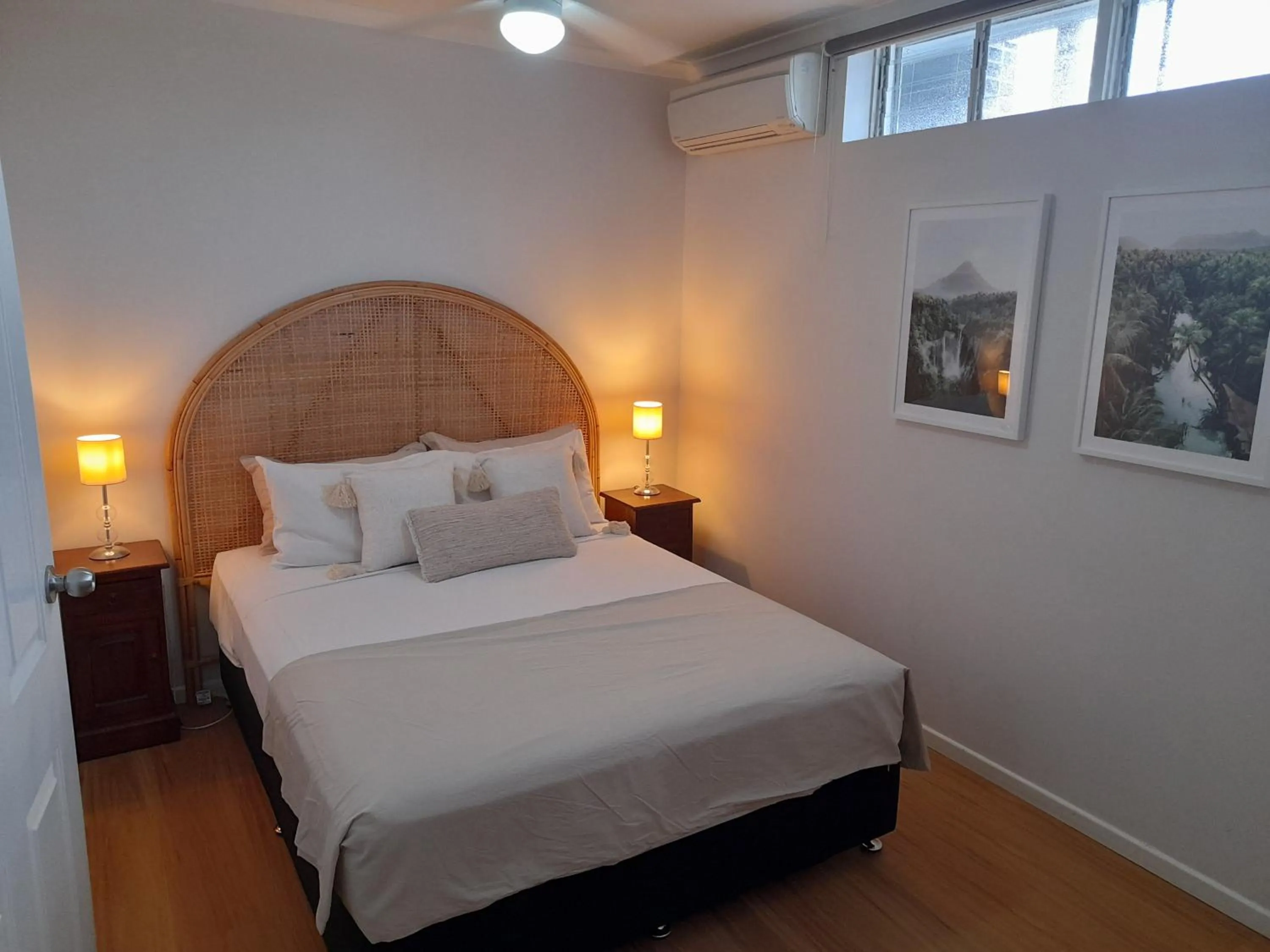 Bed in Airlie Apartments