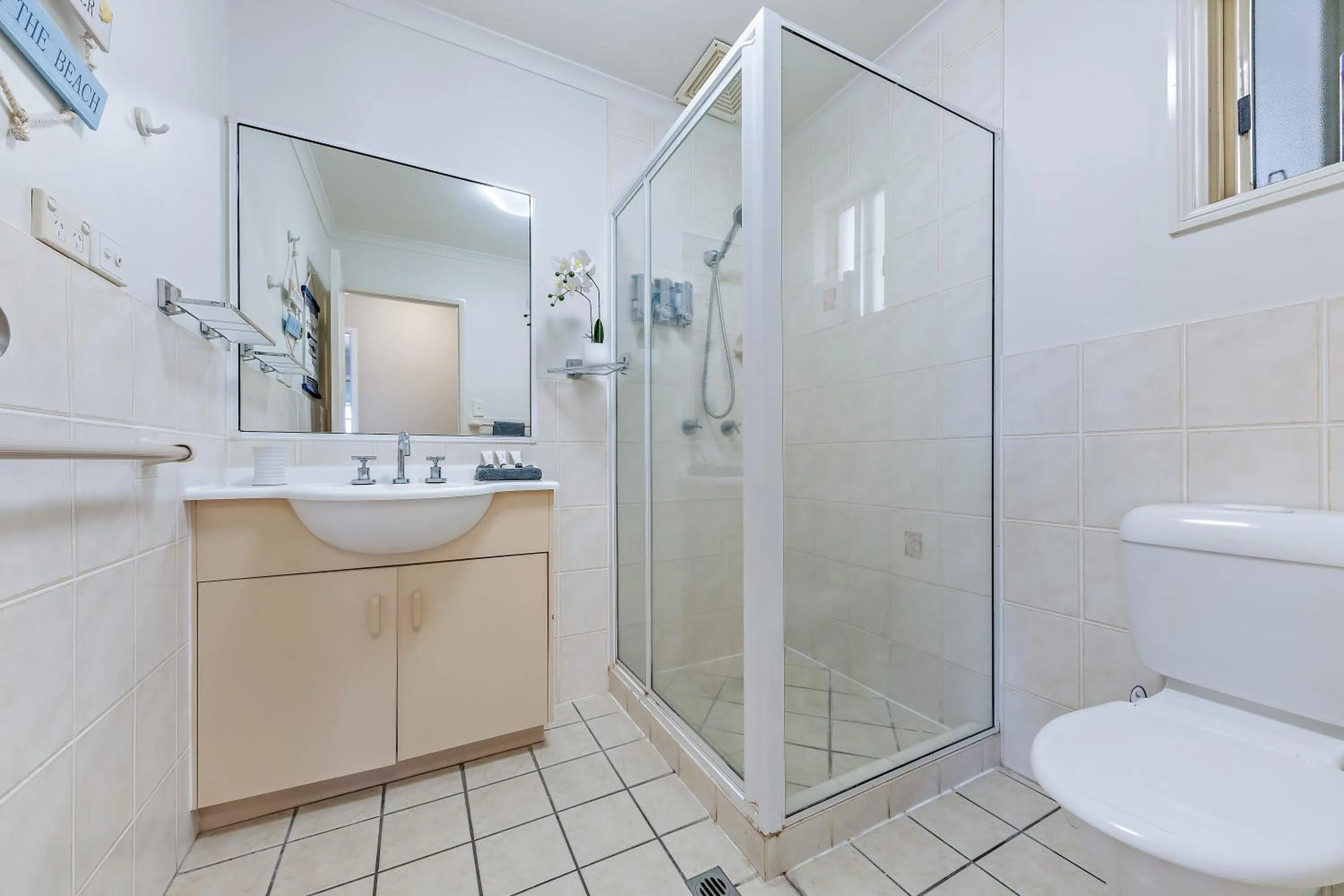 Bathroom in Airlie Apartments