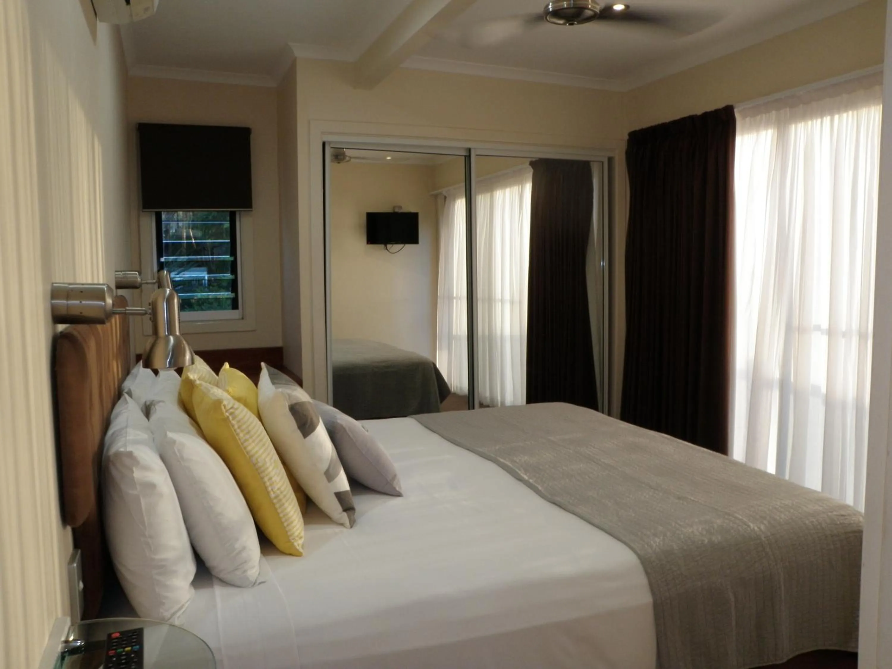 Bed in Airlie Apartments