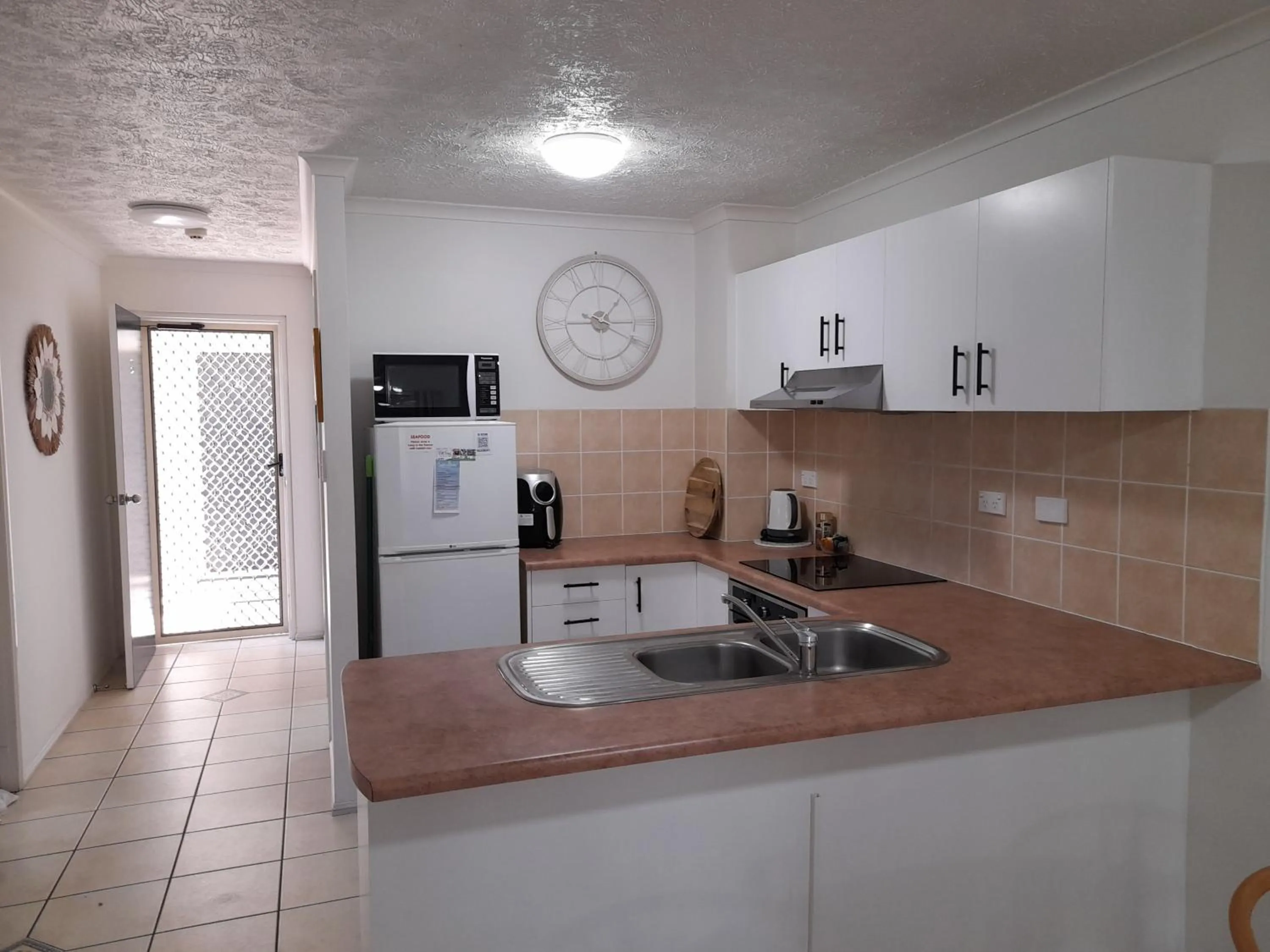 kitchen in Airlie Apartments
