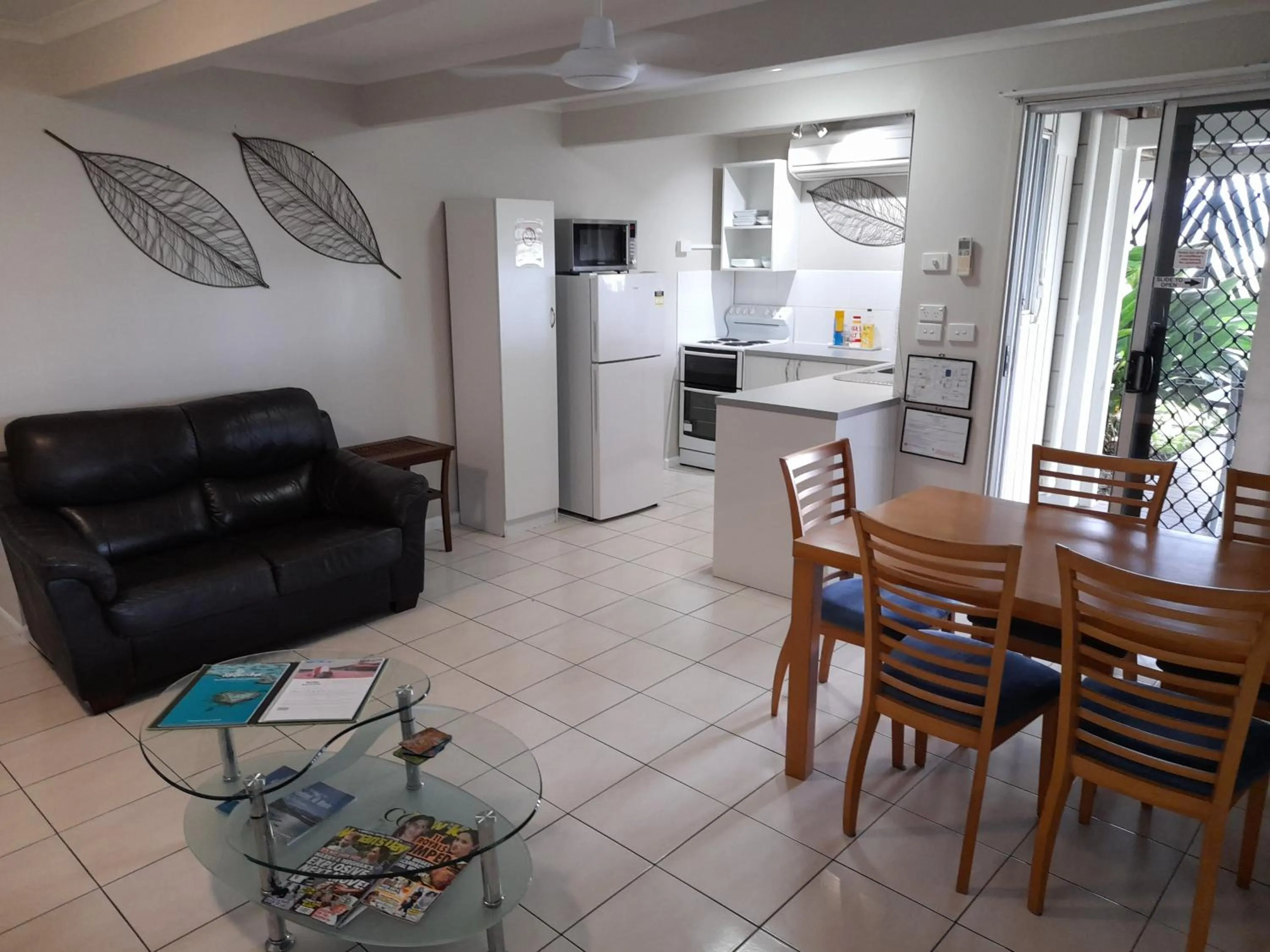 Kitchen or kitchenette in Airlie Apartments