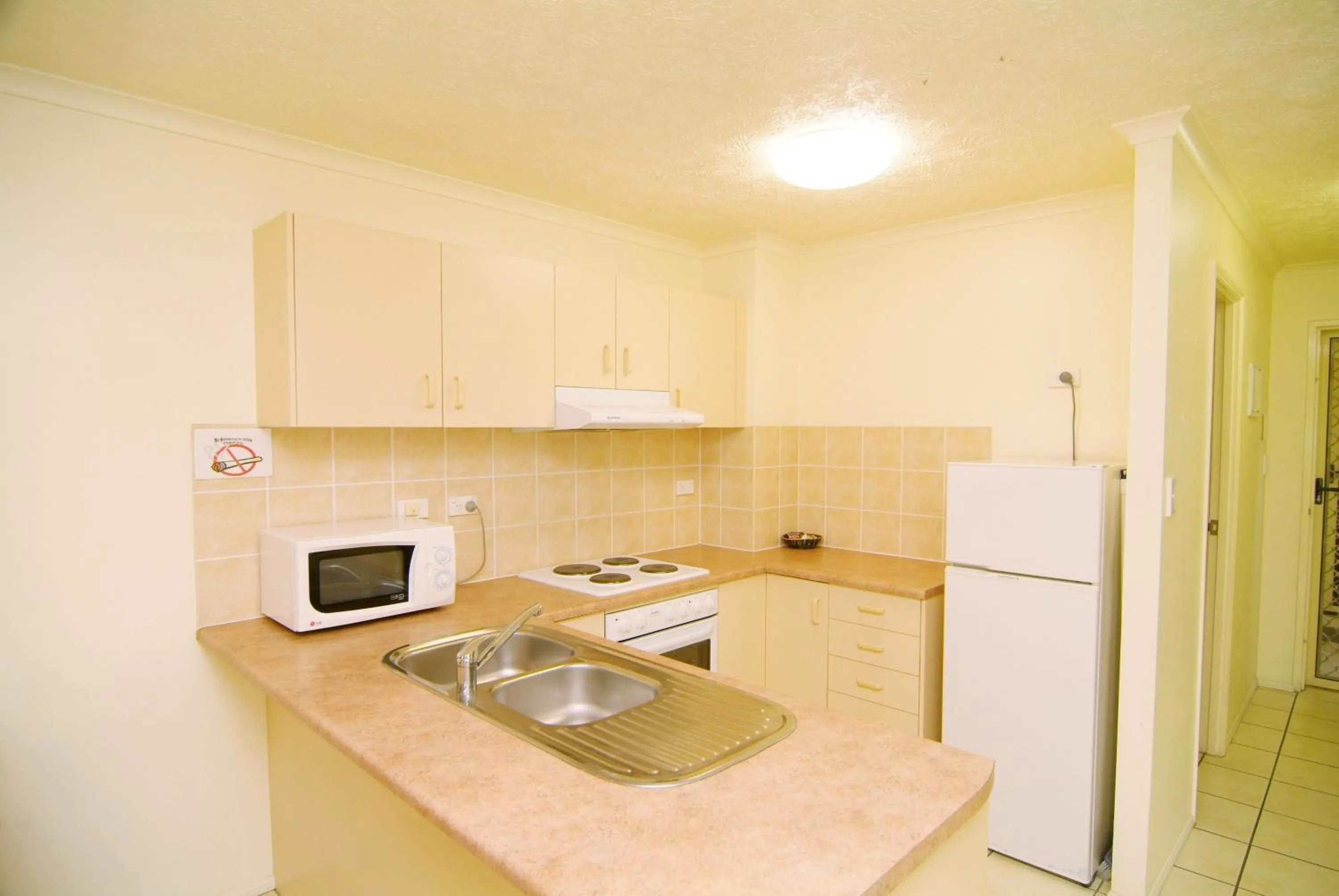 Kitchen or kitchenette in Airlie Apartments