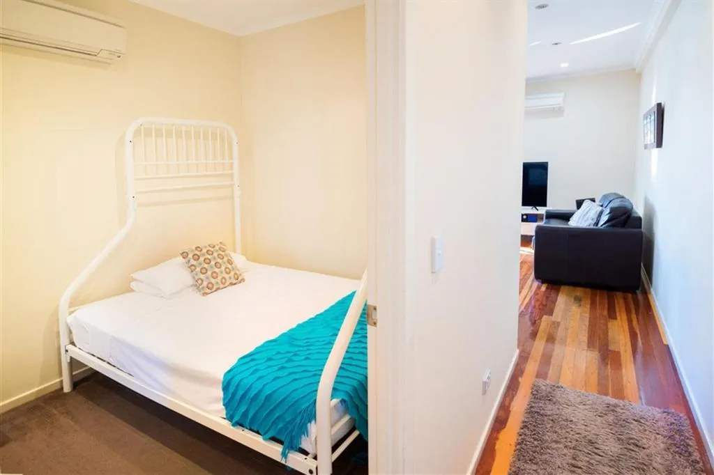 Bed in Airlie Apartments