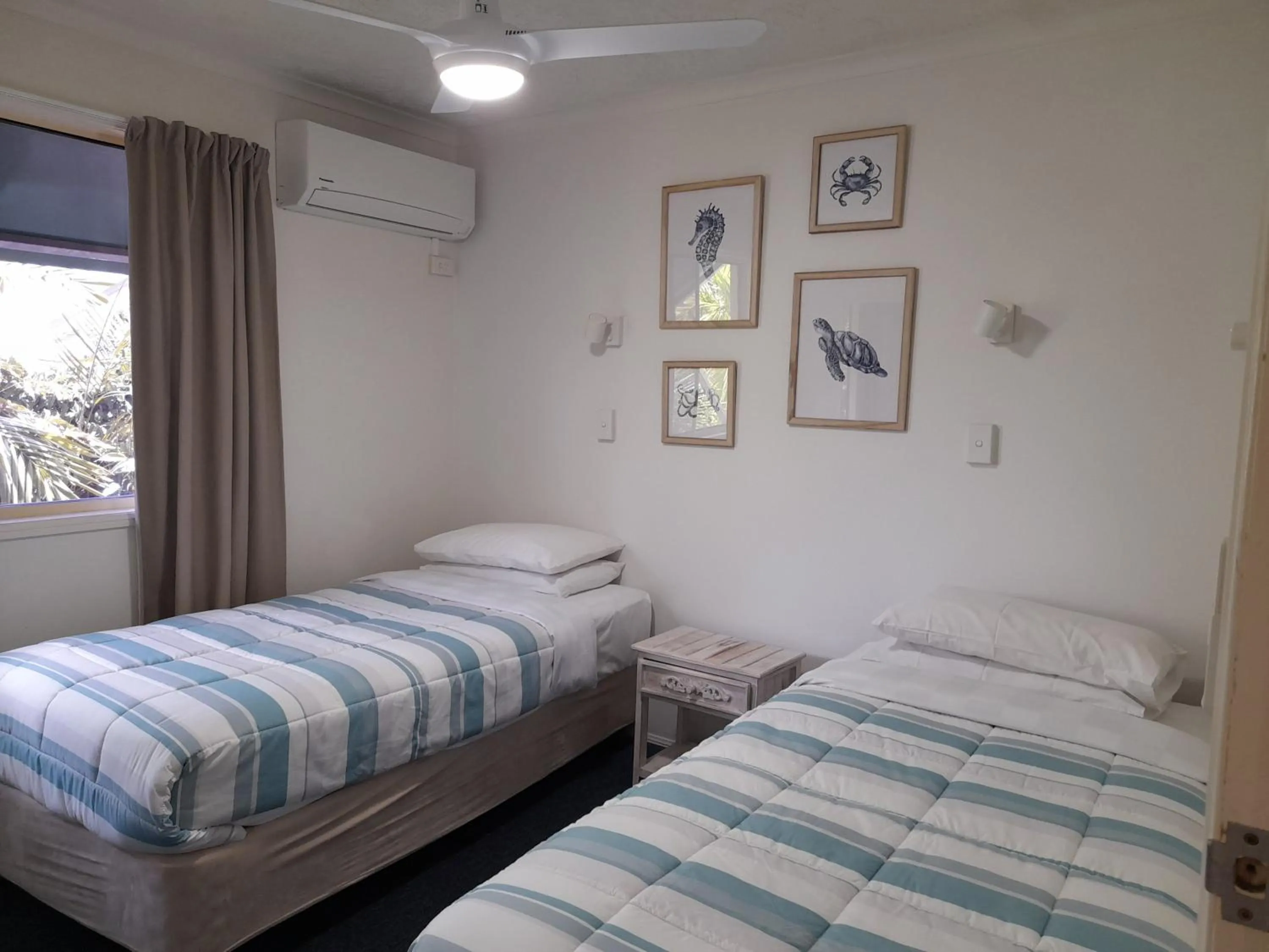 Bedroom, Bed in Airlie Apartments