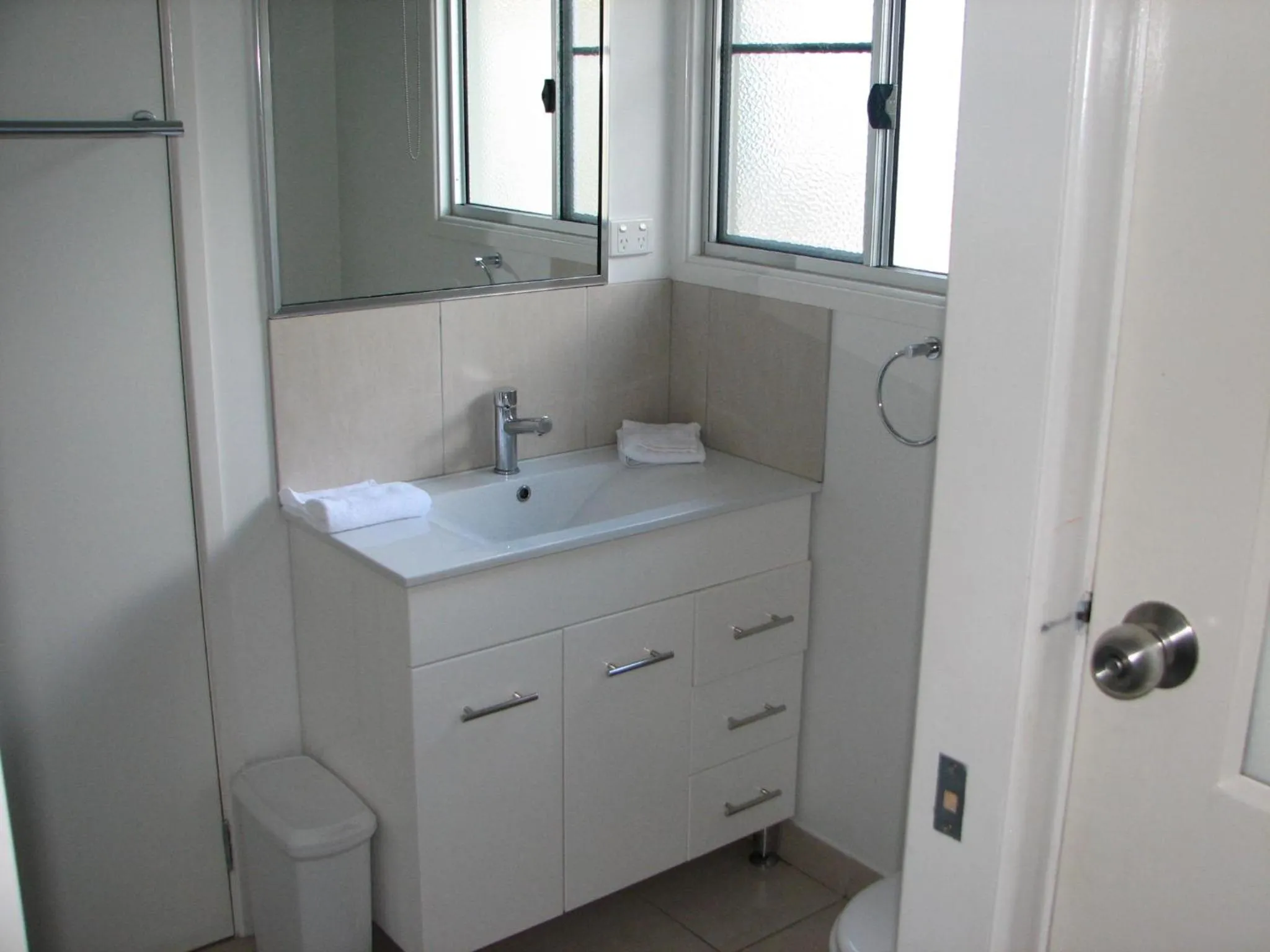 Bathroom in Airlie Apartments