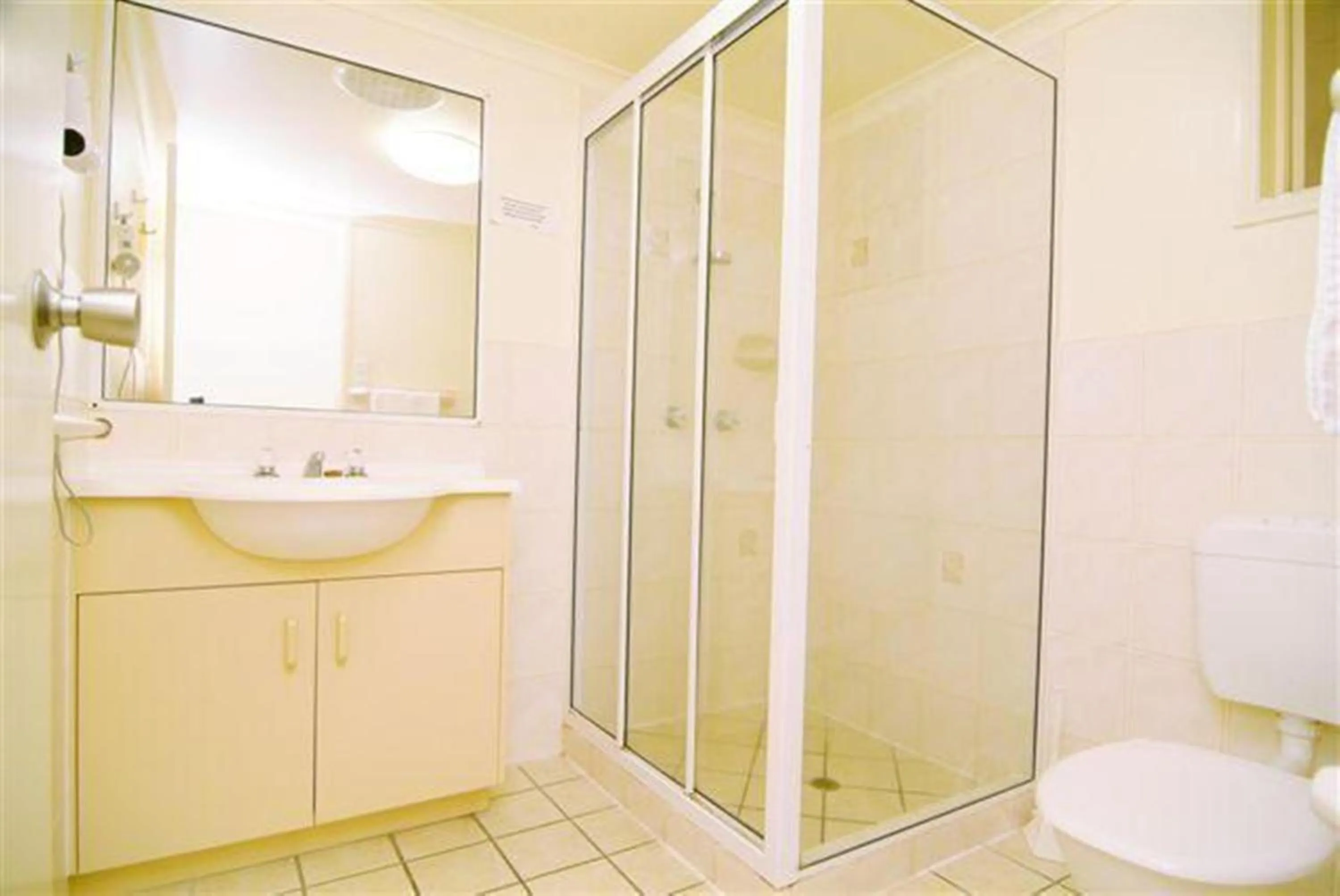 Toilet in Airlie Apartments