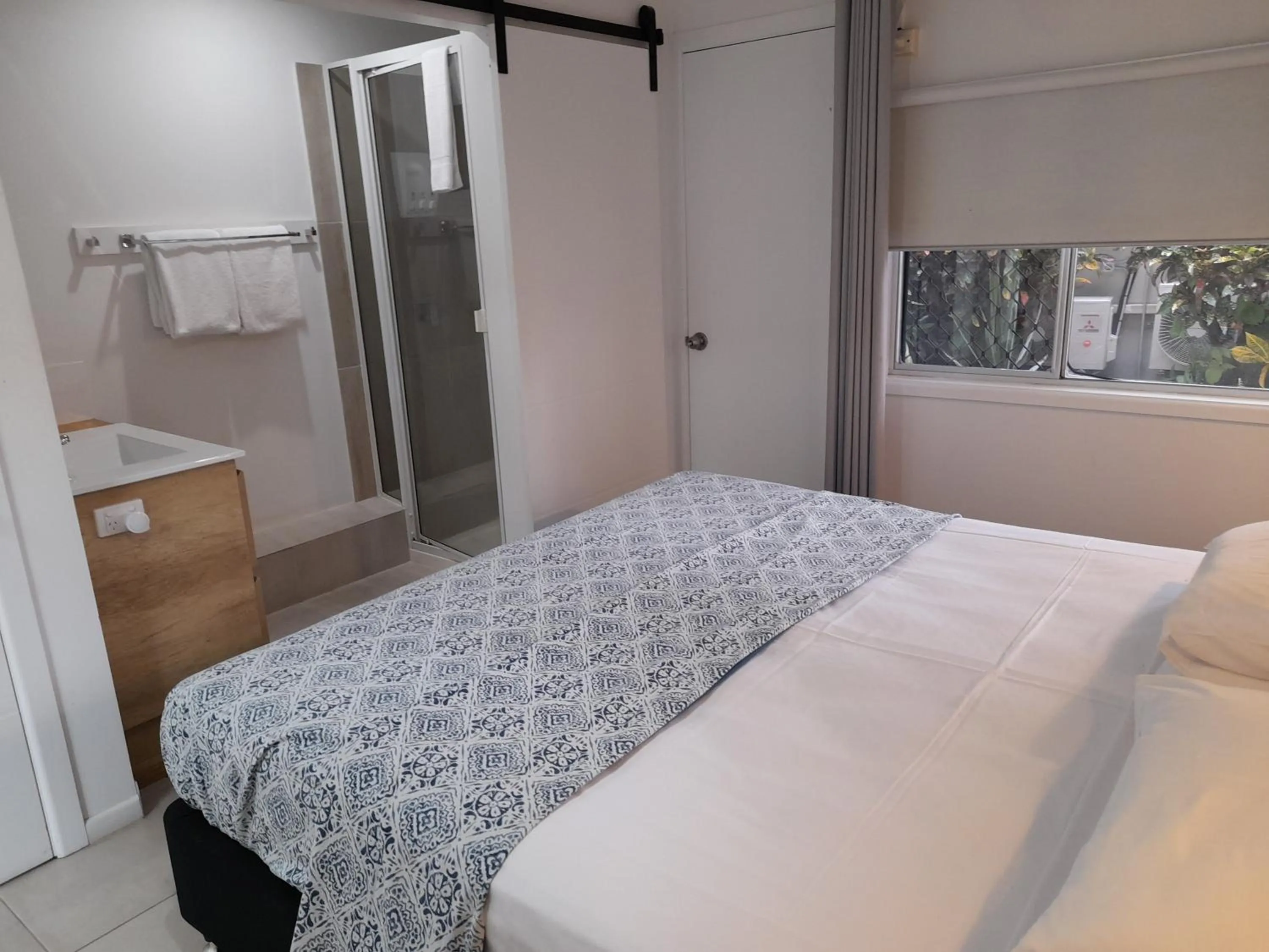 Bedroom, Bed in Airlie Apartments