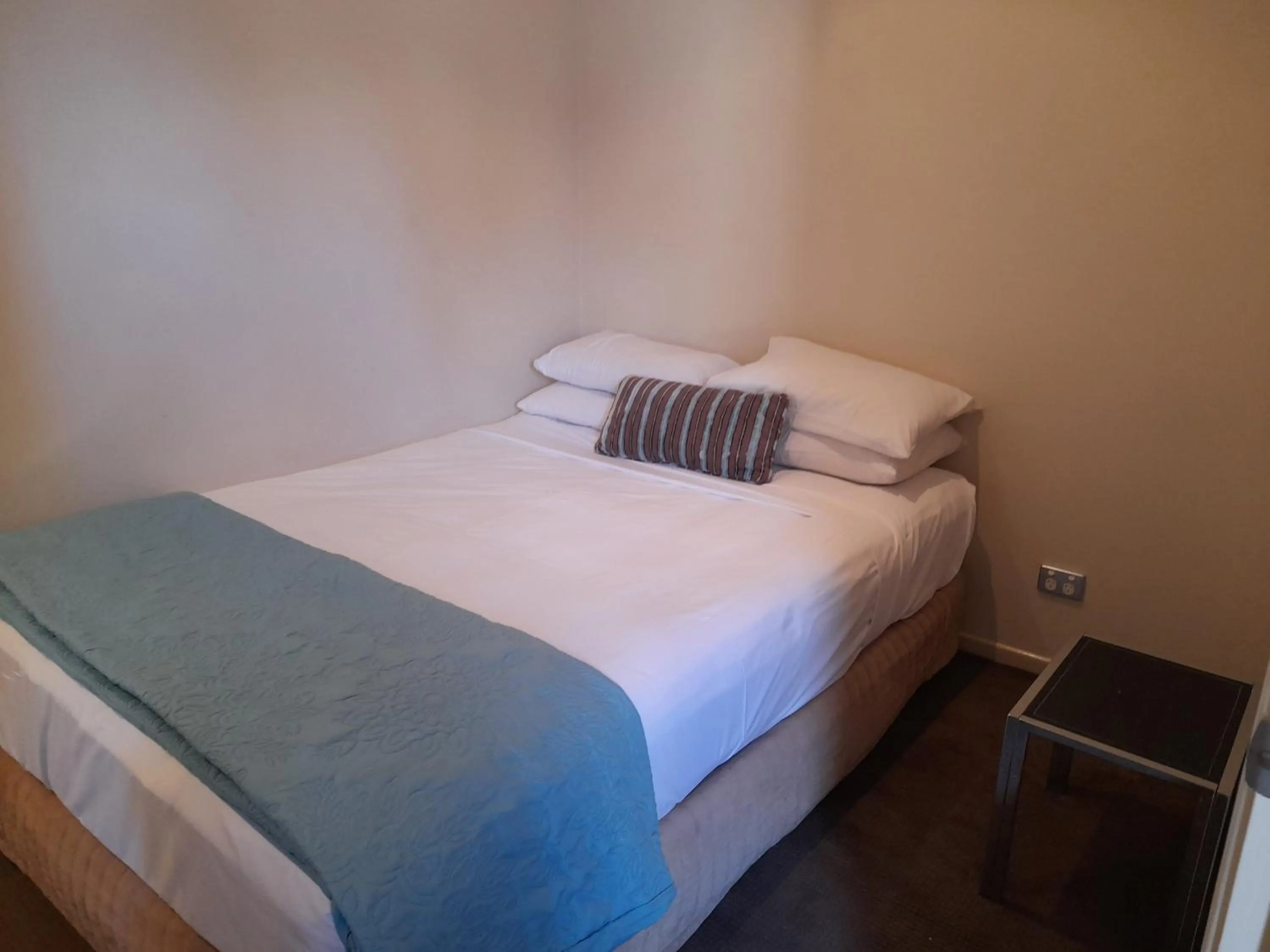 Bedroom, Bed in Airlie Apartments