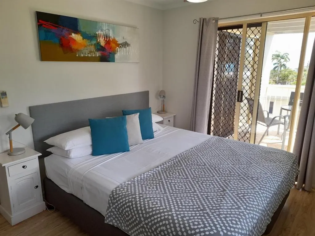 Bedroom, Bed in Airlie Apartments