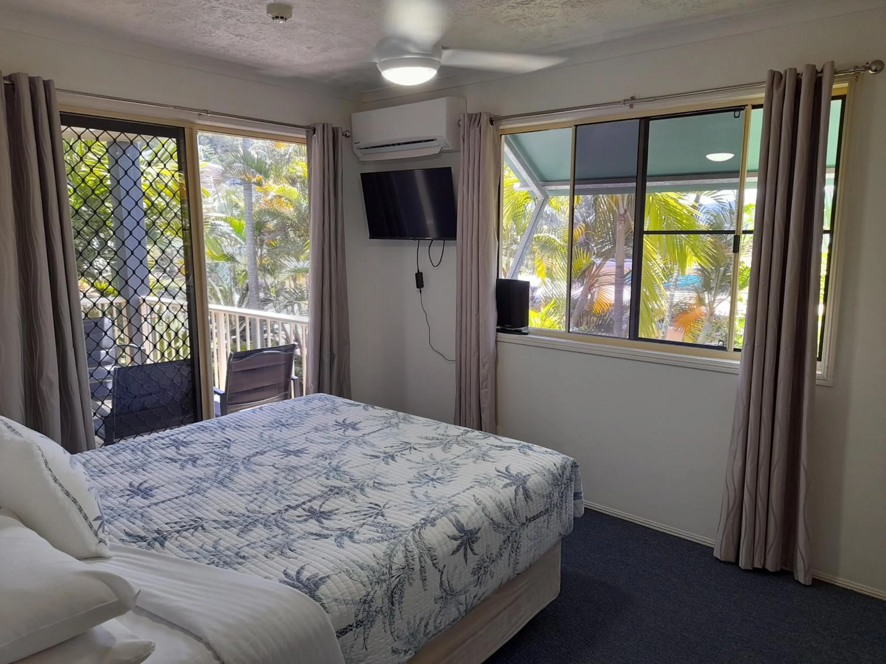 Bedroom, Bed in Airlie Apartments