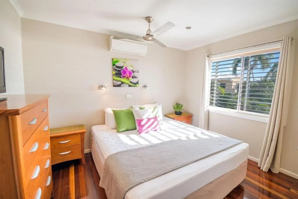 Bedroom, Bed in Airlie Apartments