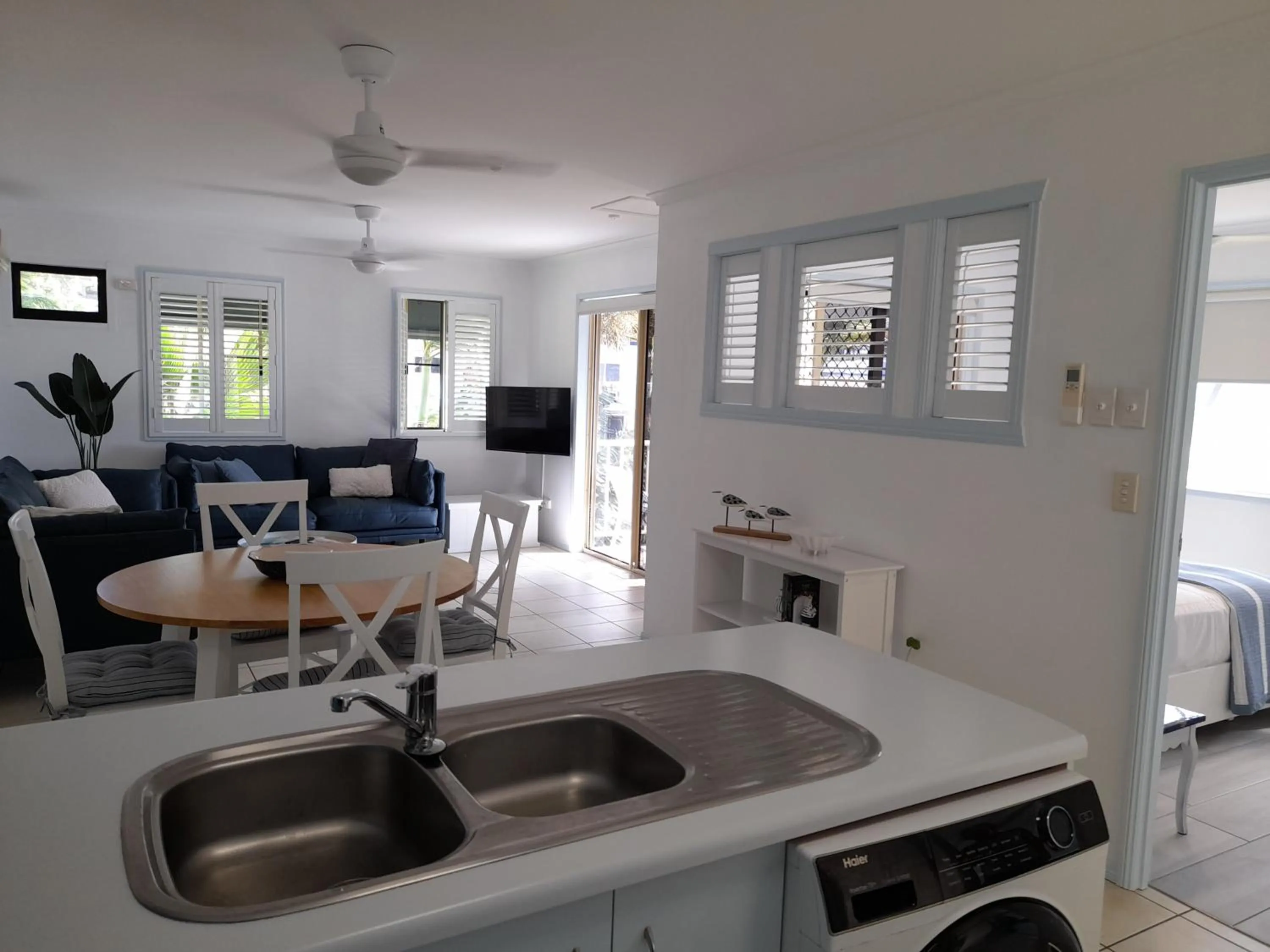 Kitchen or kitchenette in Airlie Apartments
