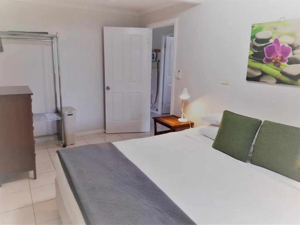 Bedroom, Bed in Airlie Apartments