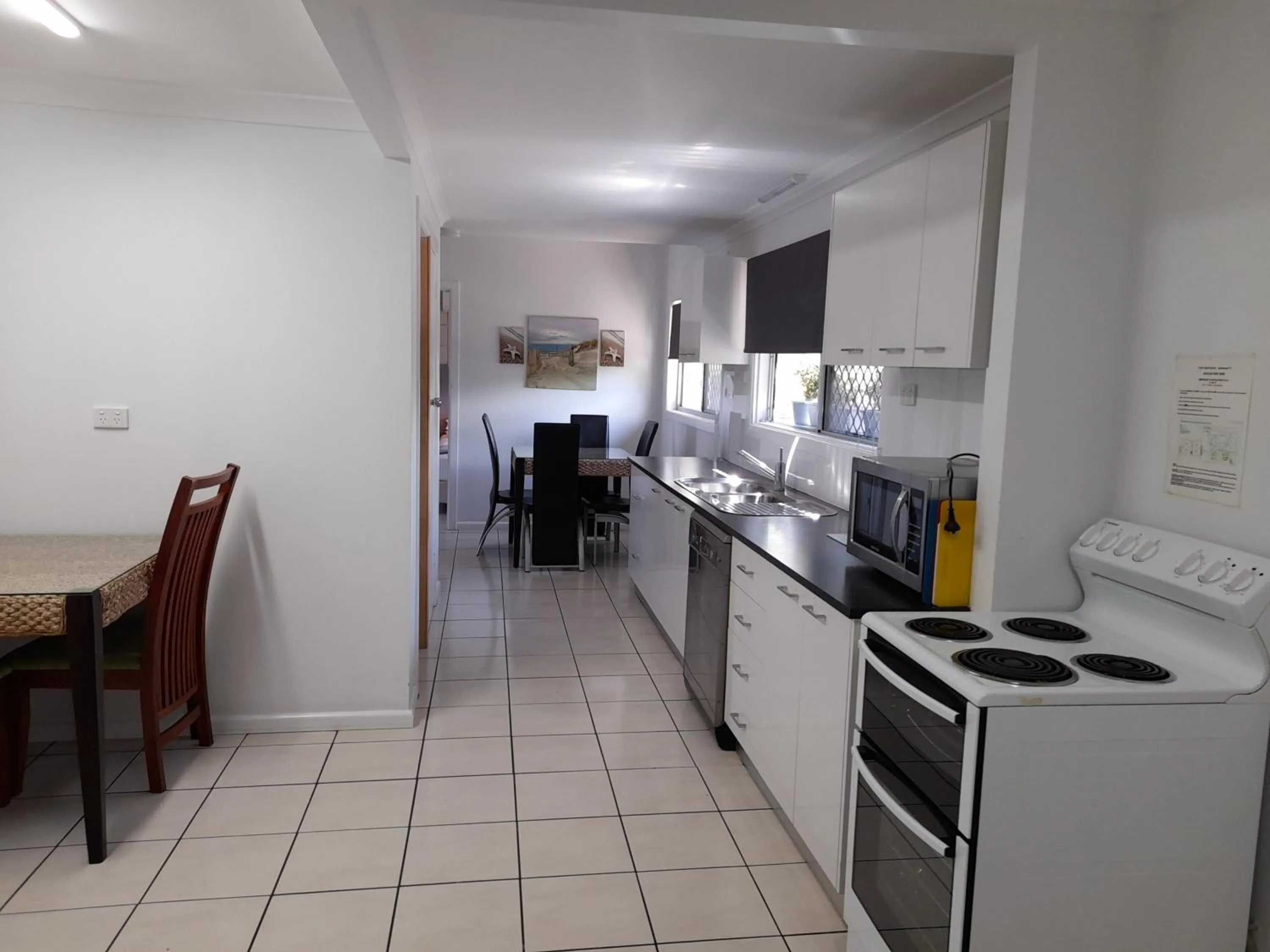 kitchen in Airlie Apartments