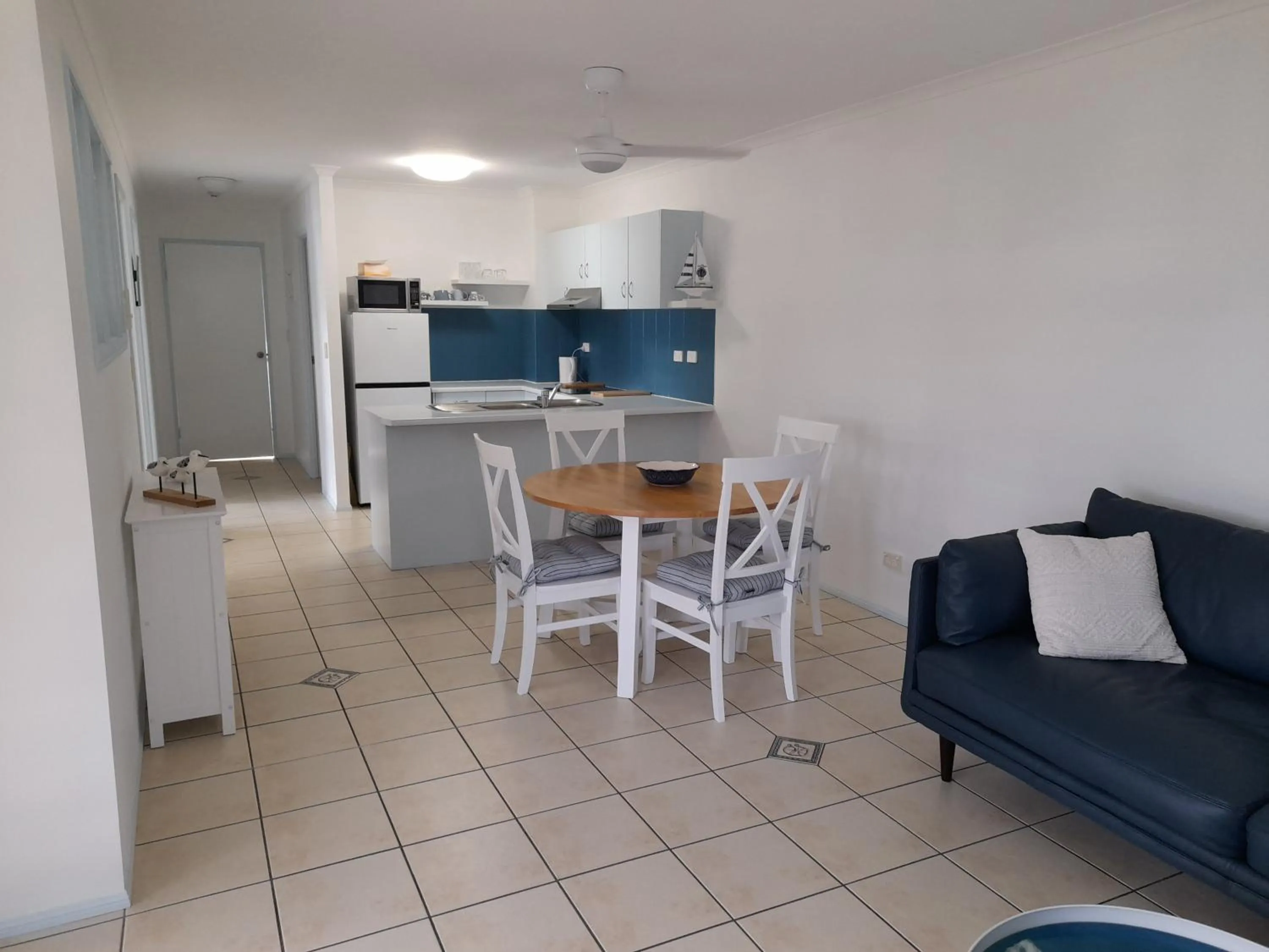 Kitchen or kitchenette in Airlie Apartments