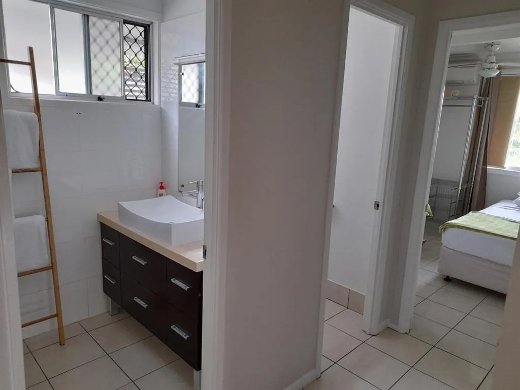 Bathroom, Bed in Airlie Apartments