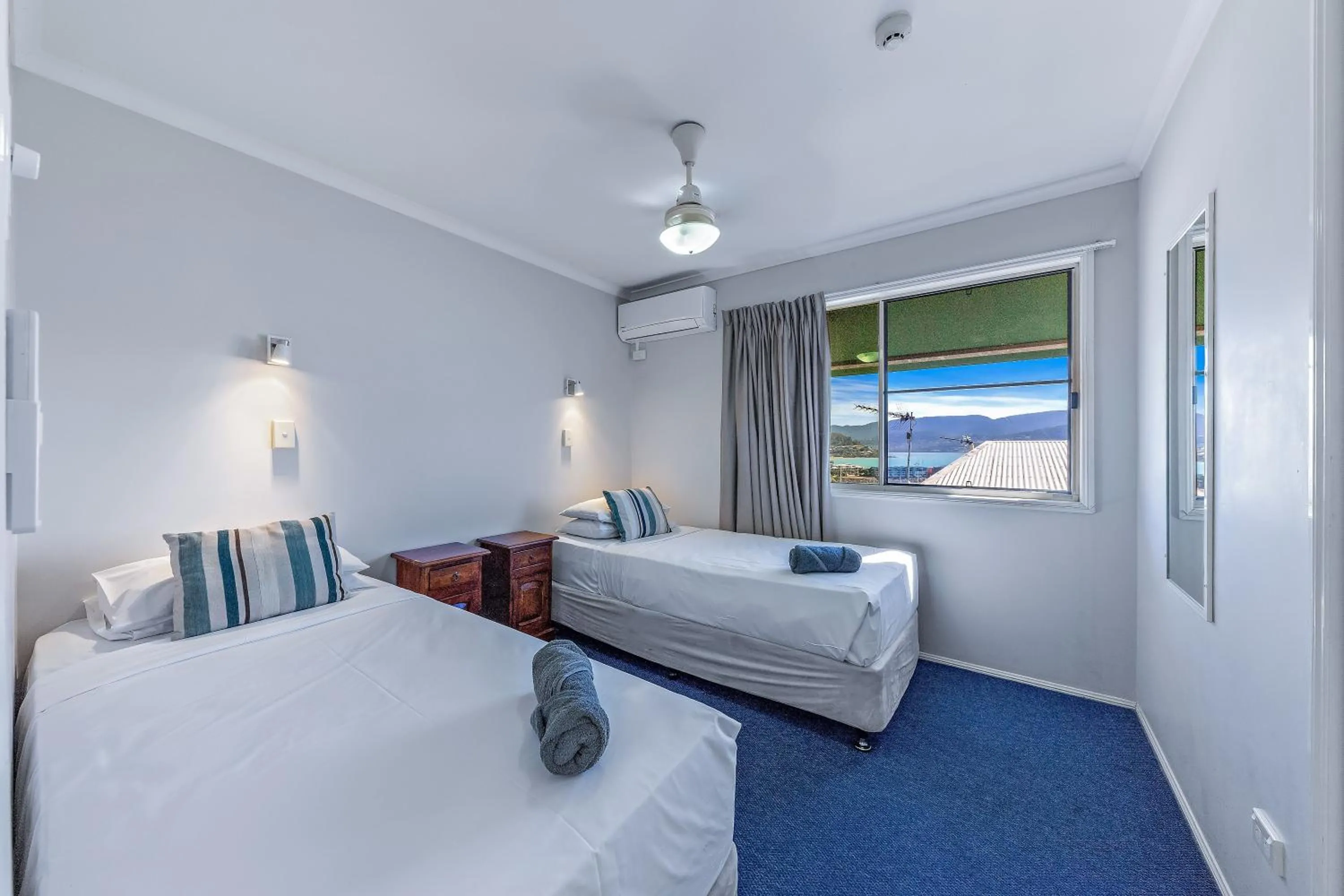 Bedroom, Bed in Airlie Apartments