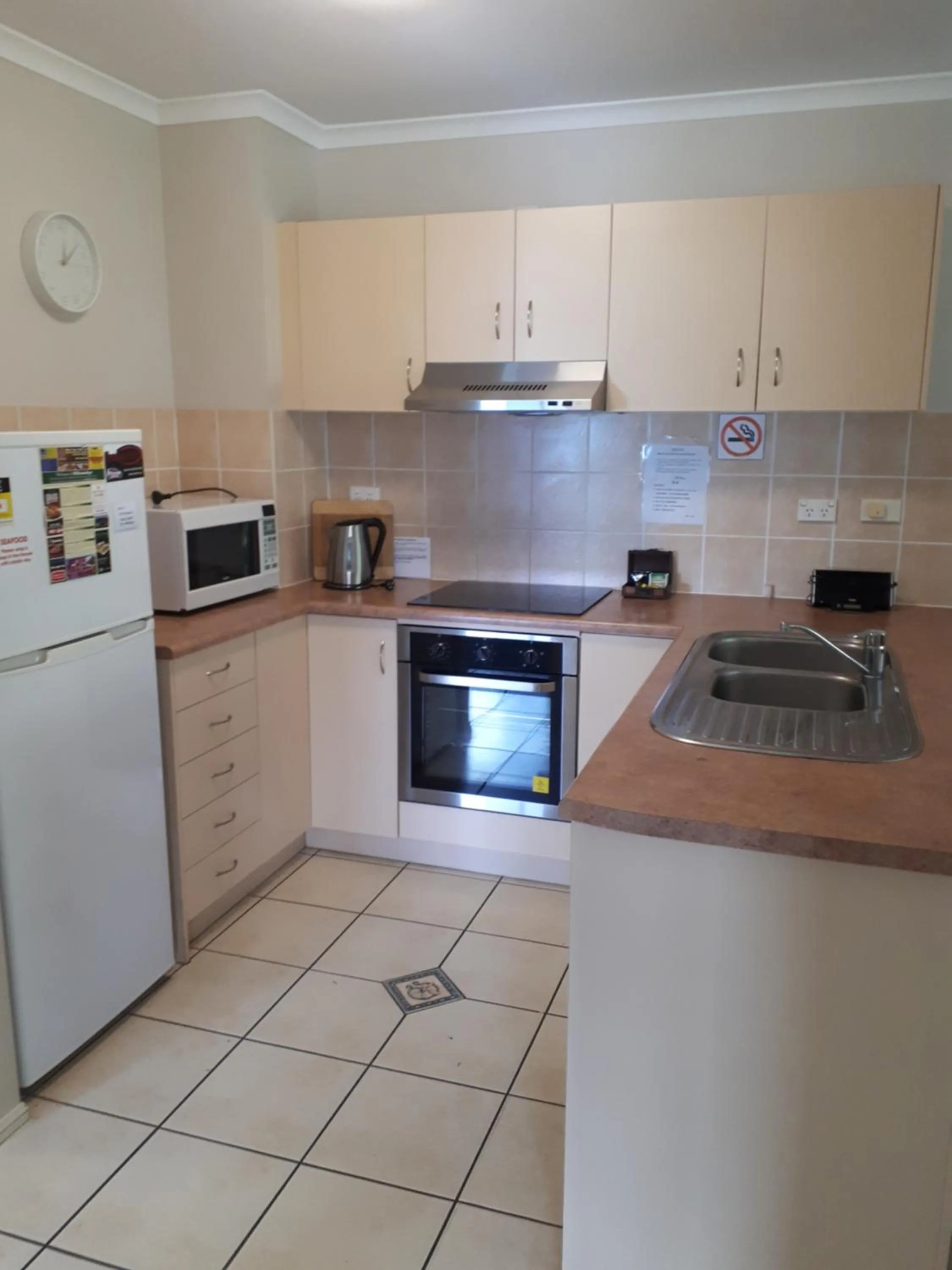 Kitchen or kitchenette in Airlie Apartments