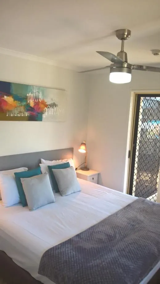 Bedroom, Bed in Airlie Apartments