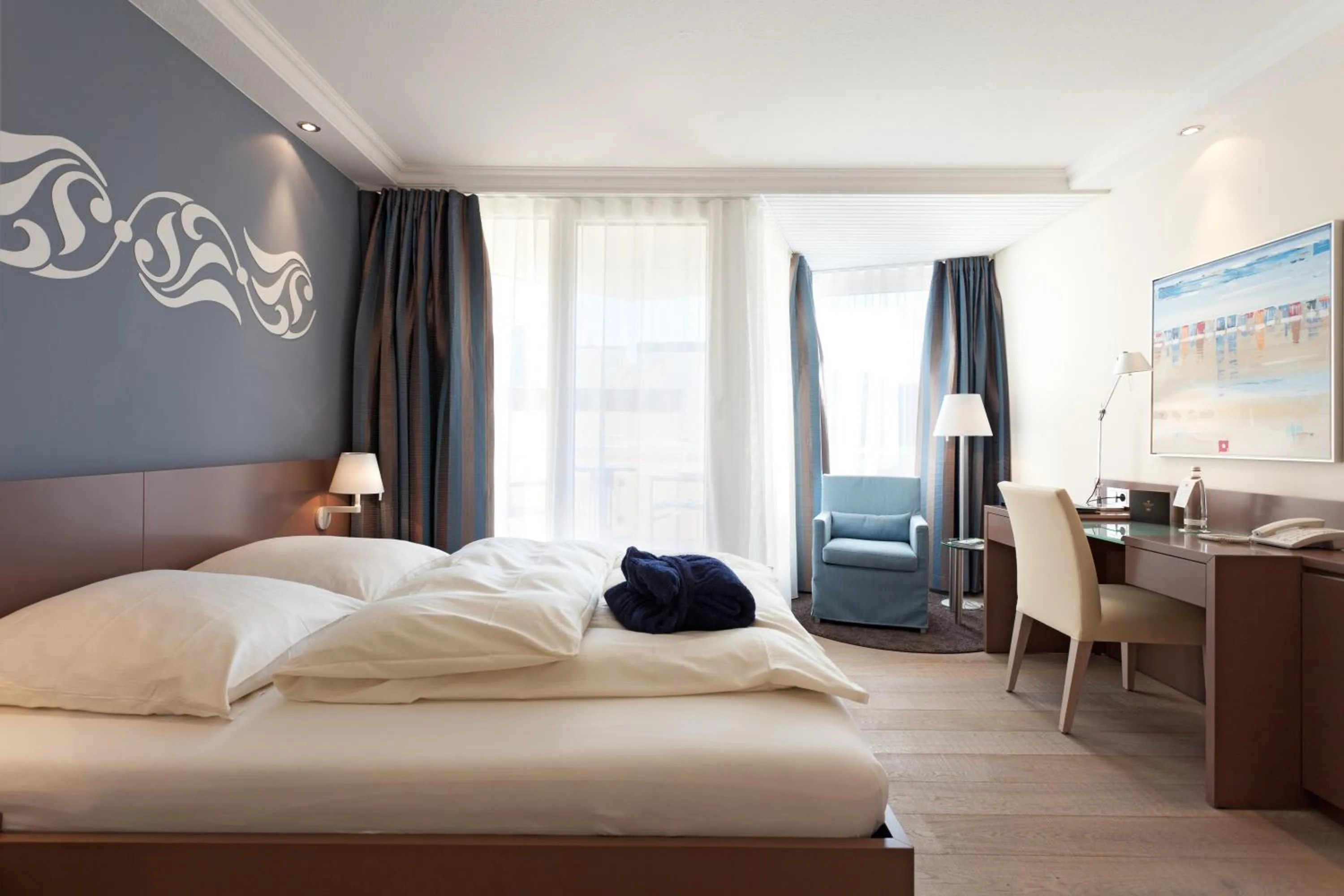 Photo of the whole room, Bed in Strandhotel Georgshöhe