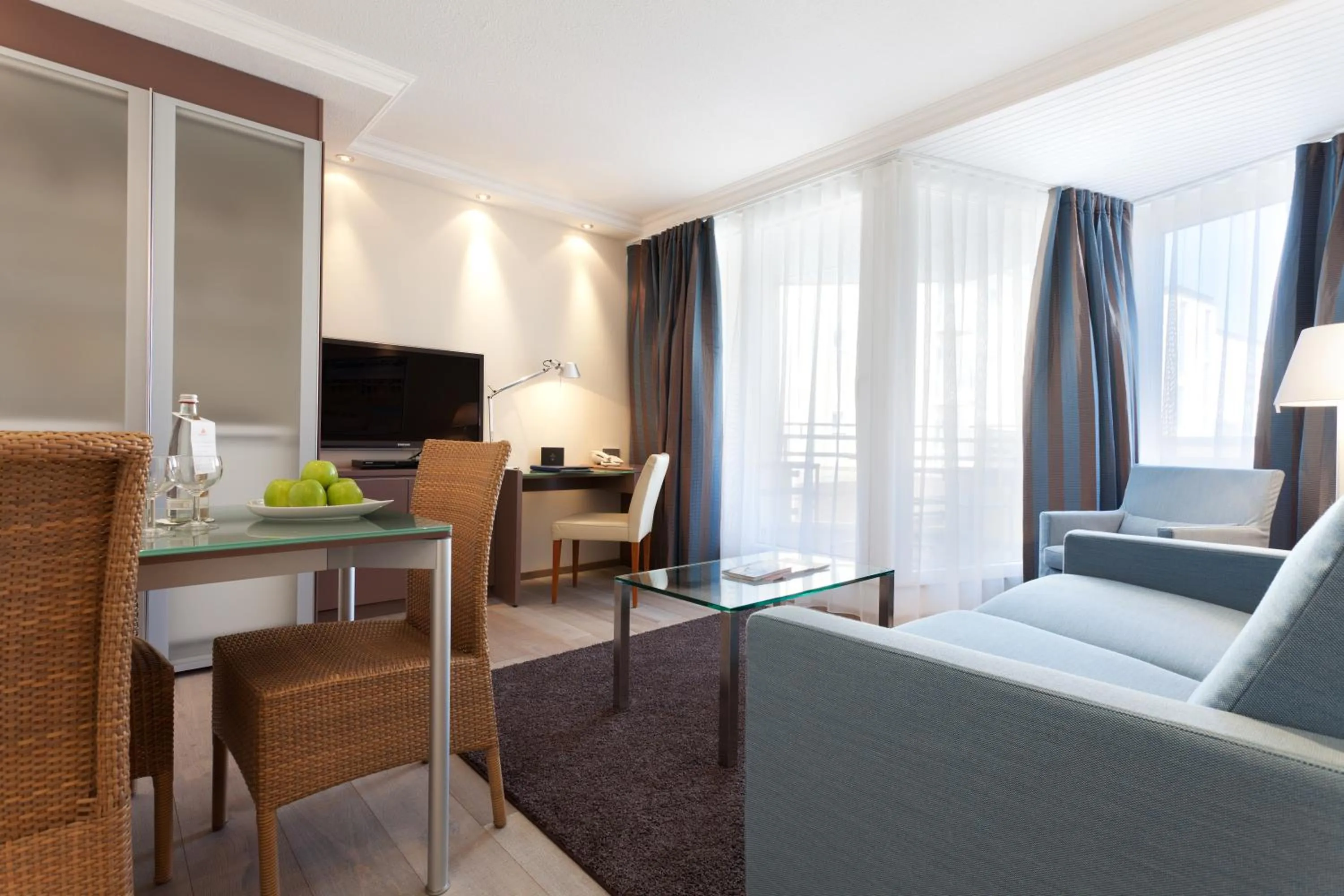 Living room, Bed in Strandhotel Georgshöhe