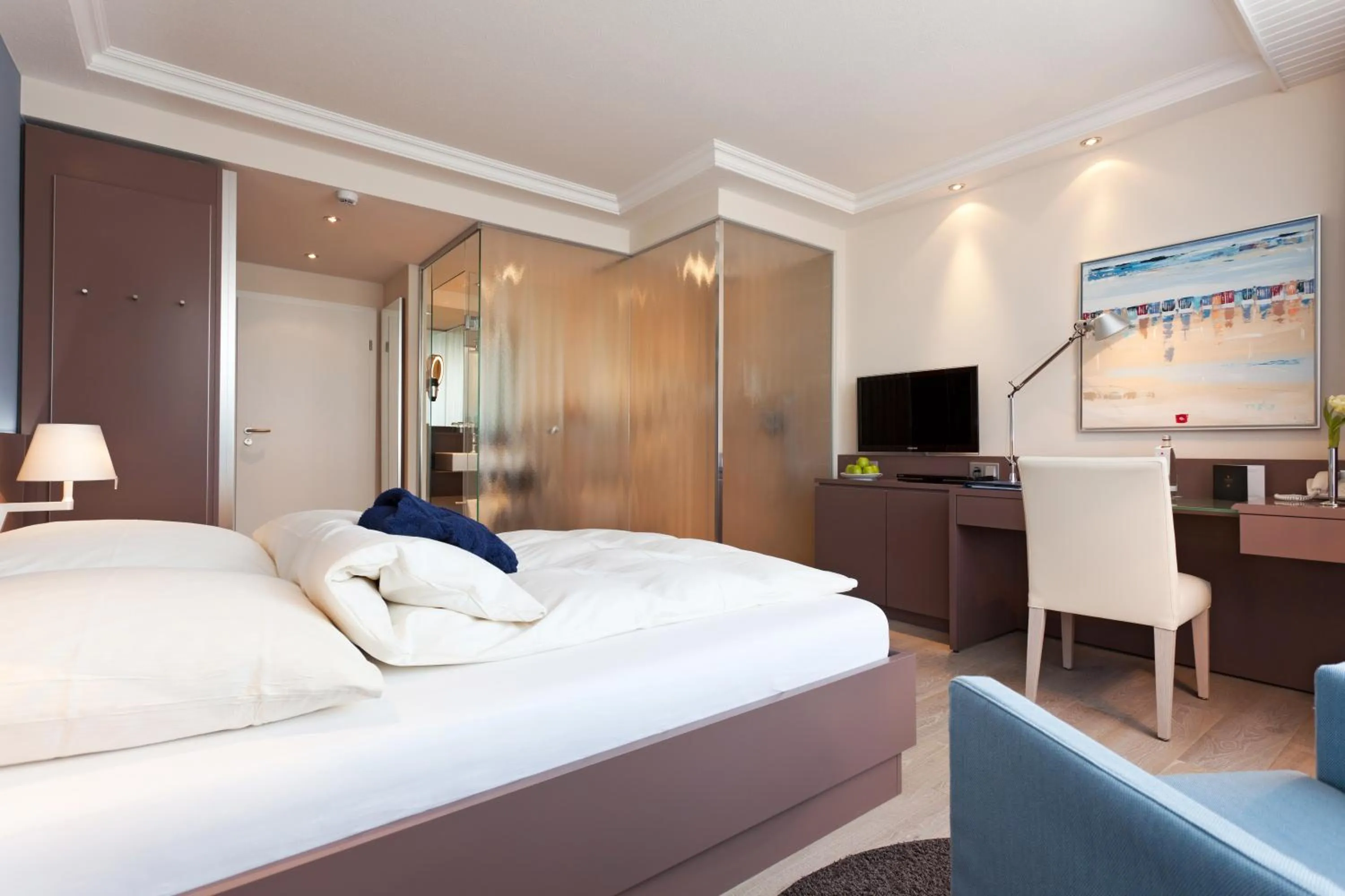 Photo of the whole room, Bed in Strandhotel Georgshöhe