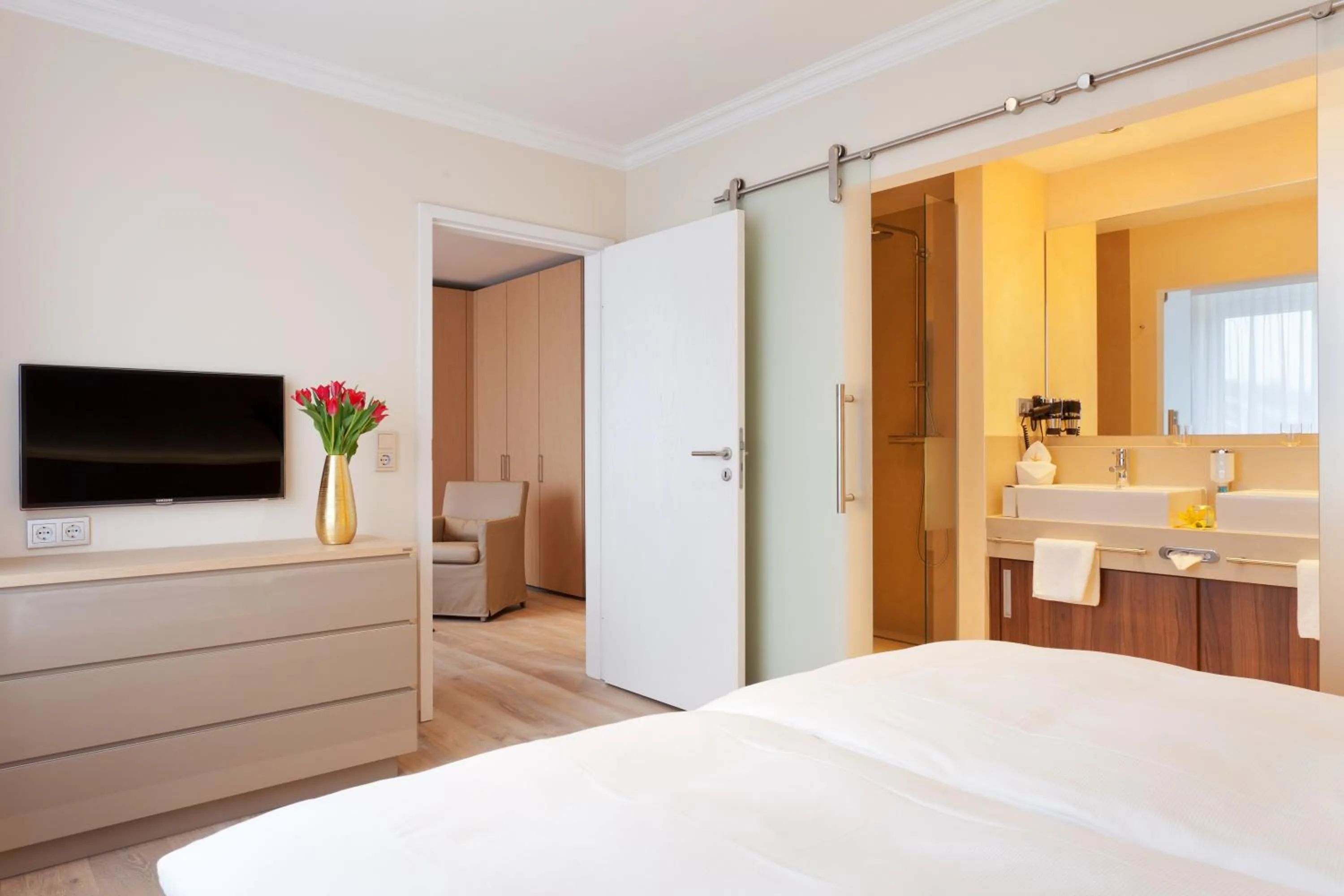 Bathroom, Bed in Strandhotel Georgshöhe