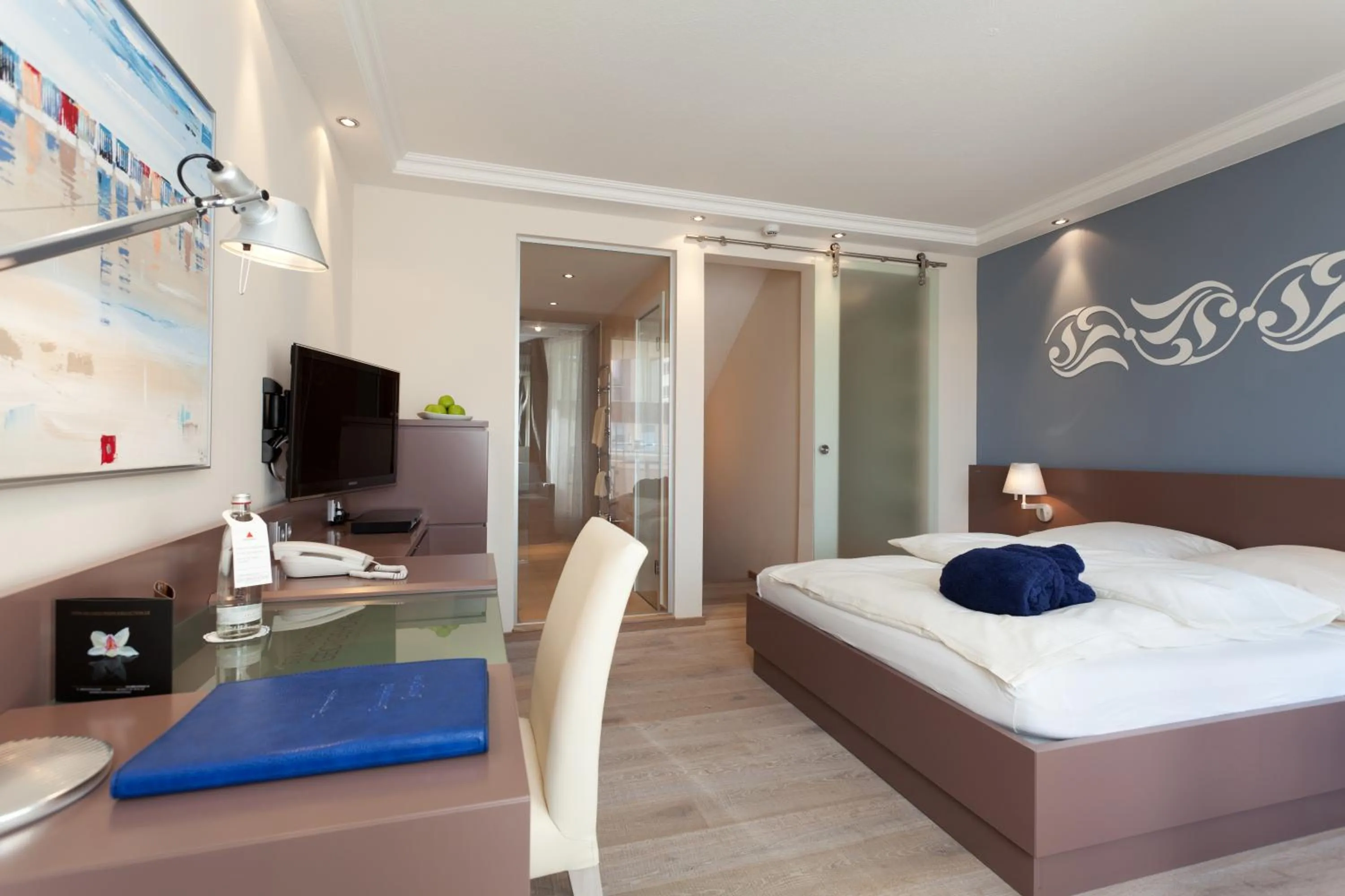 Photo of the whole room, Bed in Strandhotel Georgshöhe