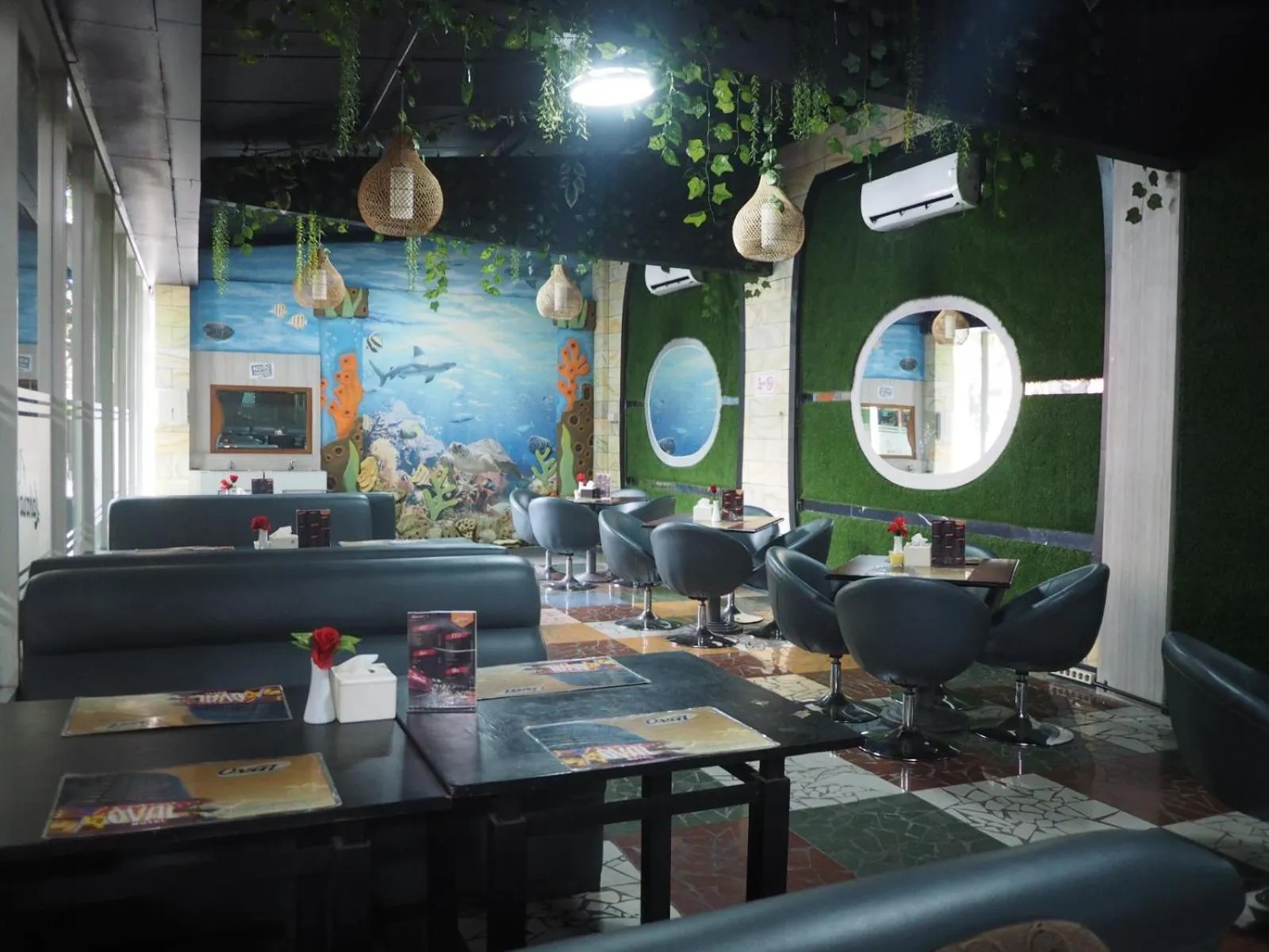 Restaurant/places to eat in Hotel Oval