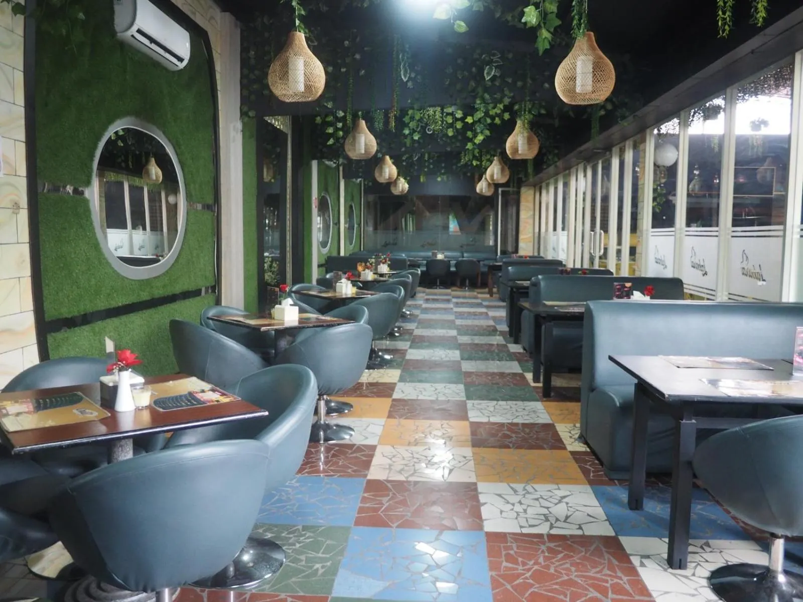 Restaurant/places to eat in Hotel Oval