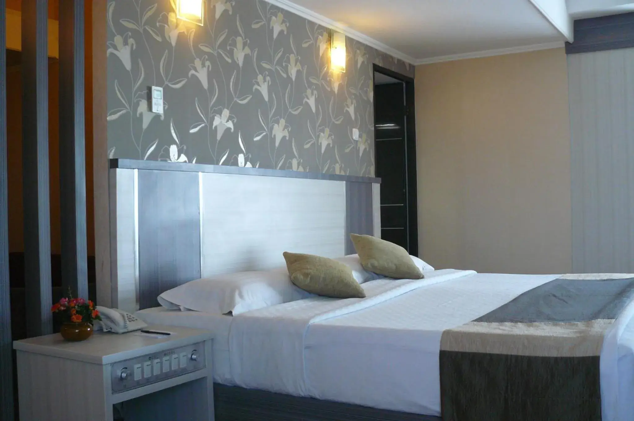 Bedroom, Bed in Hotel Oval Bedroom, Bed in Hotel Oval