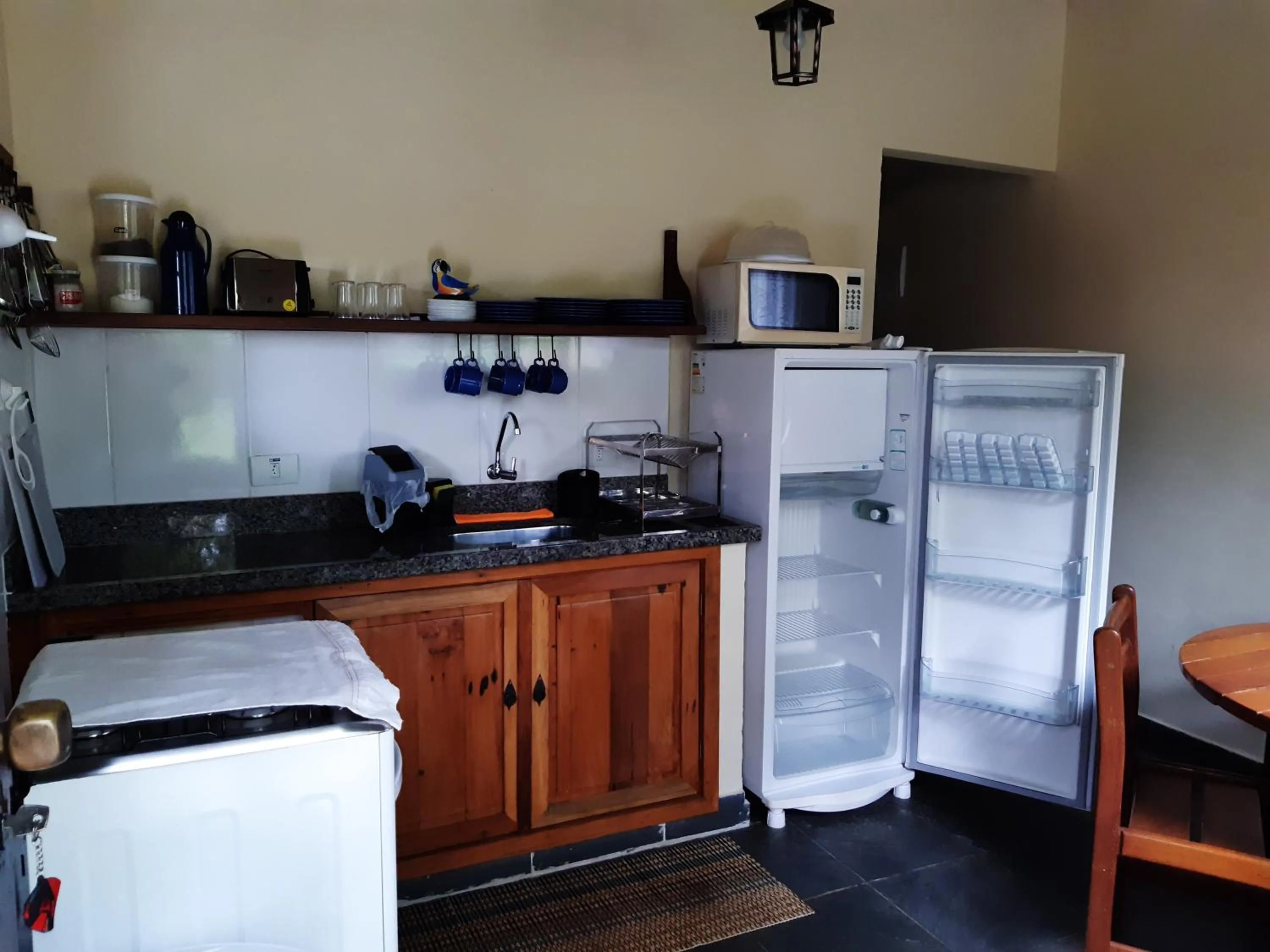 Kitchen or kitchenette in Chalé Karin Sampaio