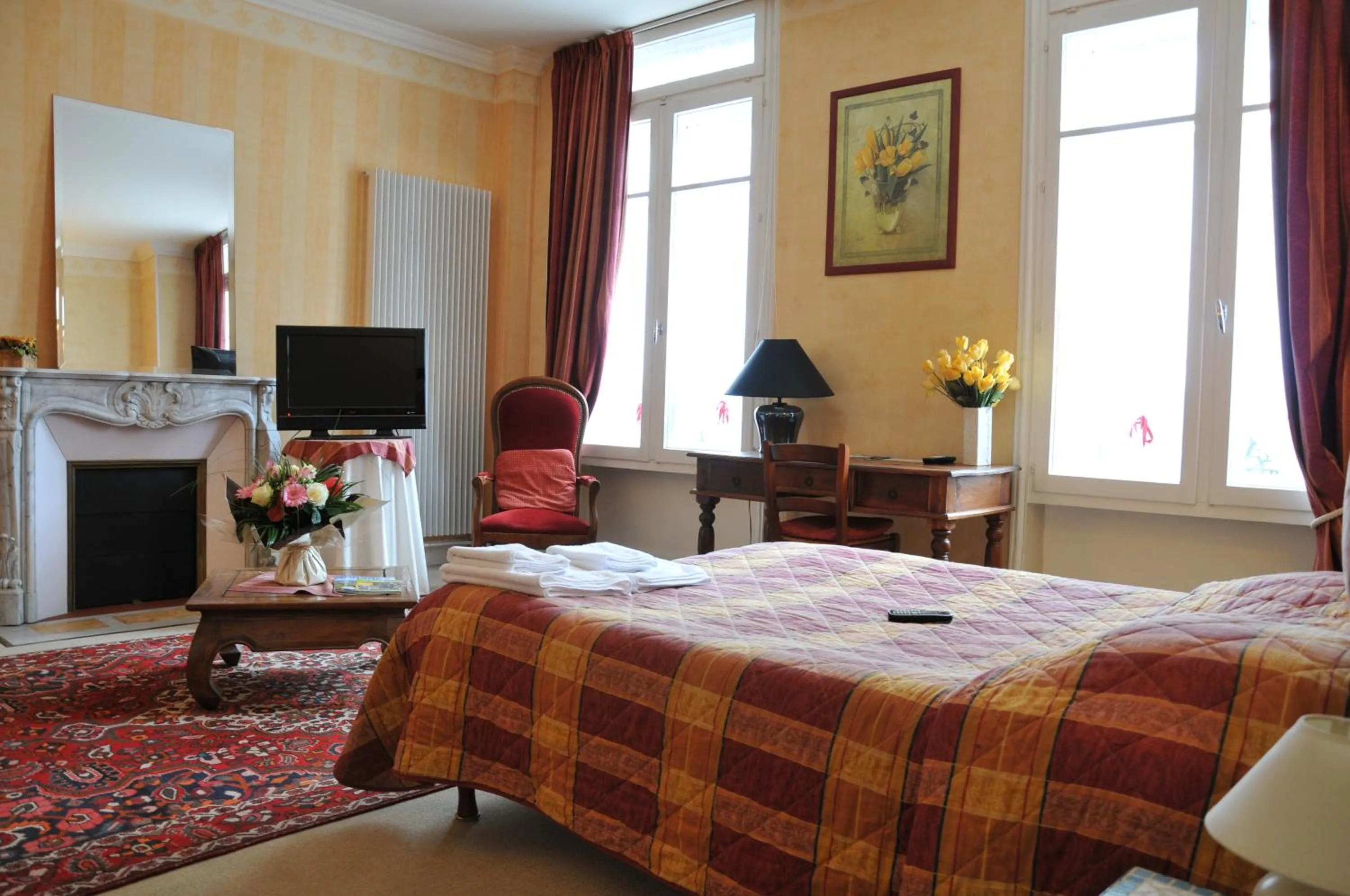 Photo of the whole room, Bed in Hôtel De Paris