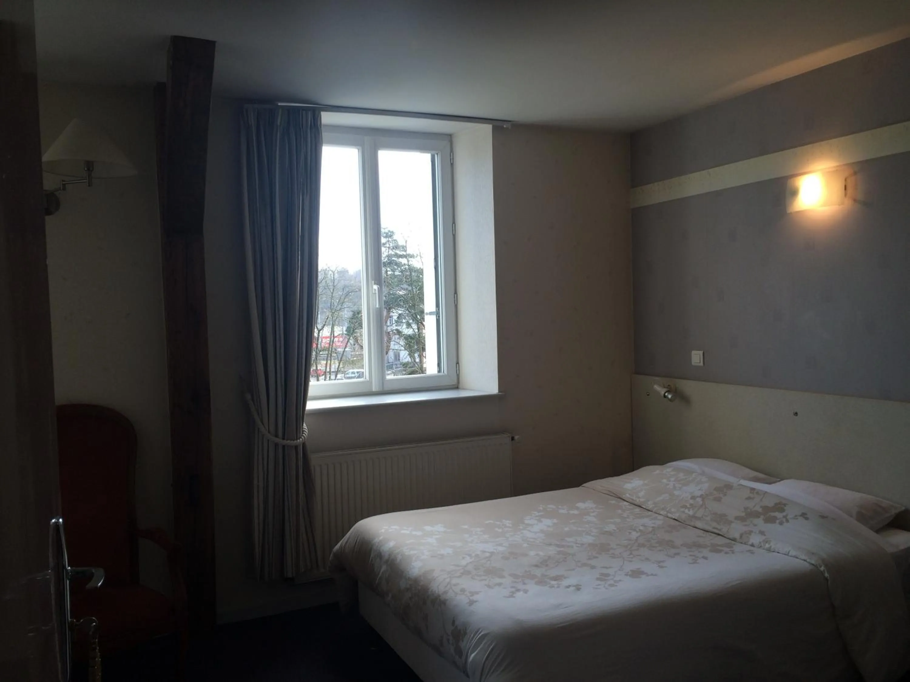 Bathroom, Bed in Hôtel De Paris
