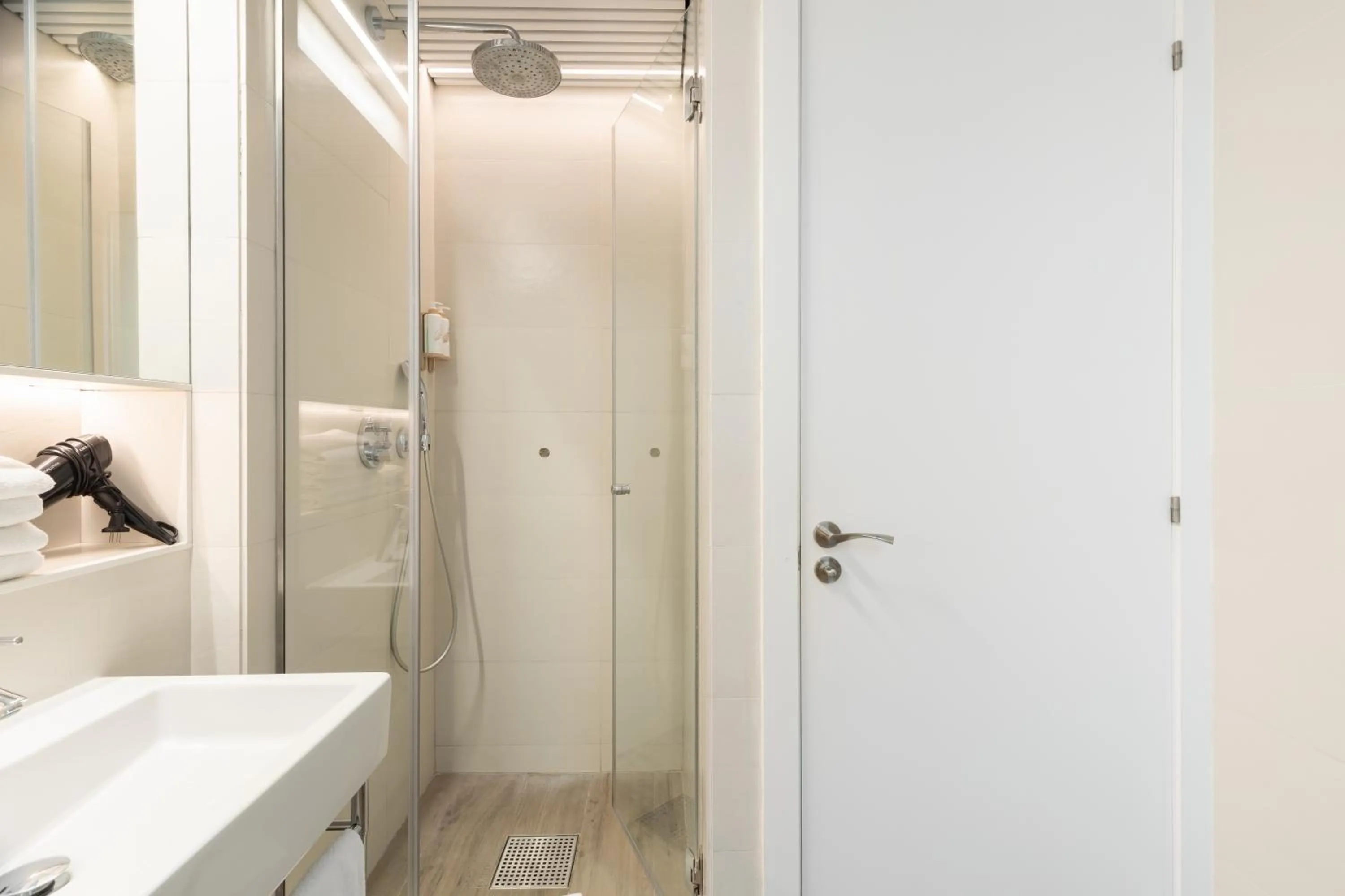 Shower in Cosmo Apartments Marina – Auditori