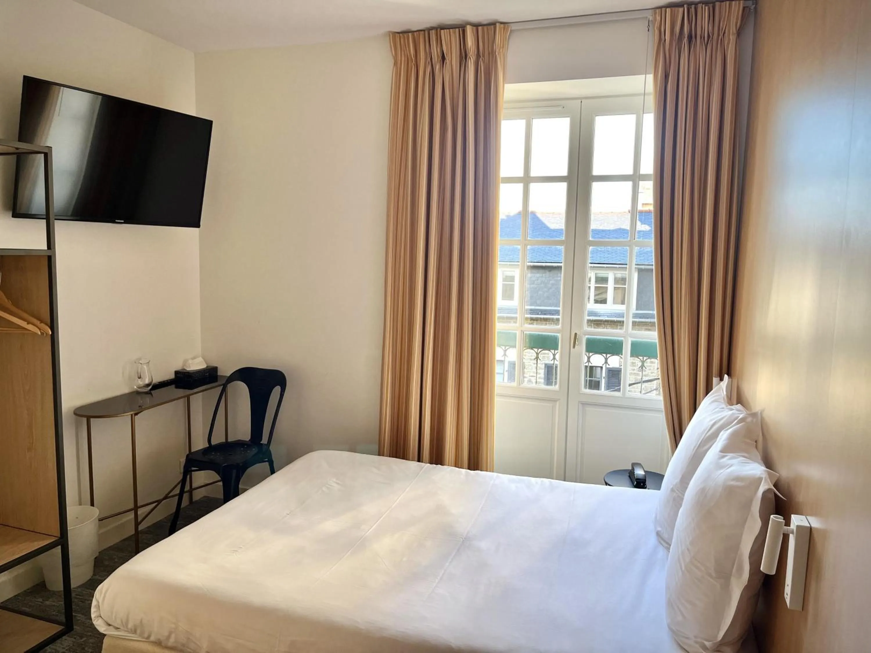 TV and multimedia, Bed in Hotel Balmoral Dinard