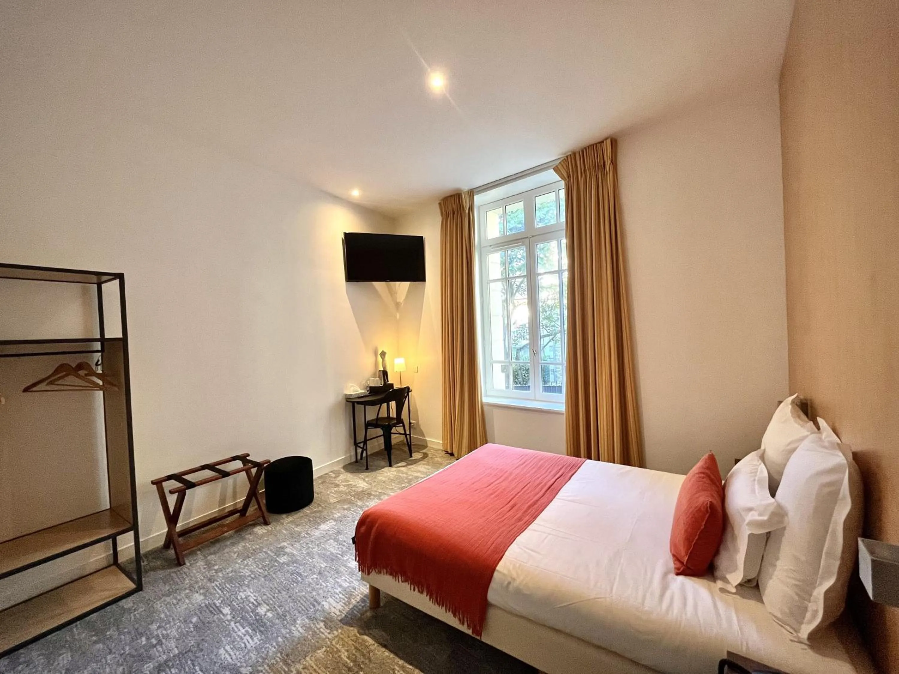 Photo of the whole room, Bed in Hotel Balmoral Dinard