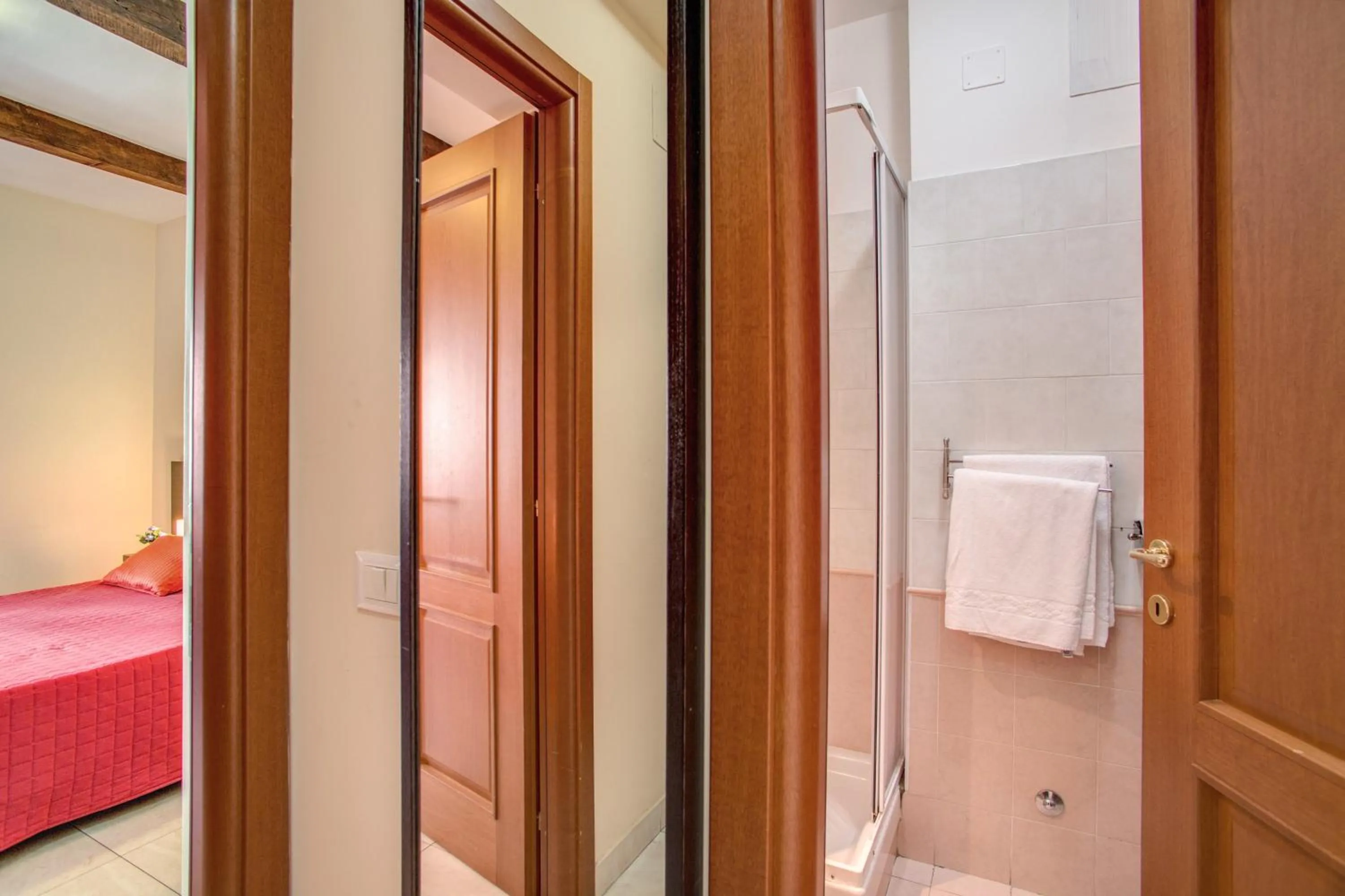 Bathroom, Bed in Hotel Mosaic